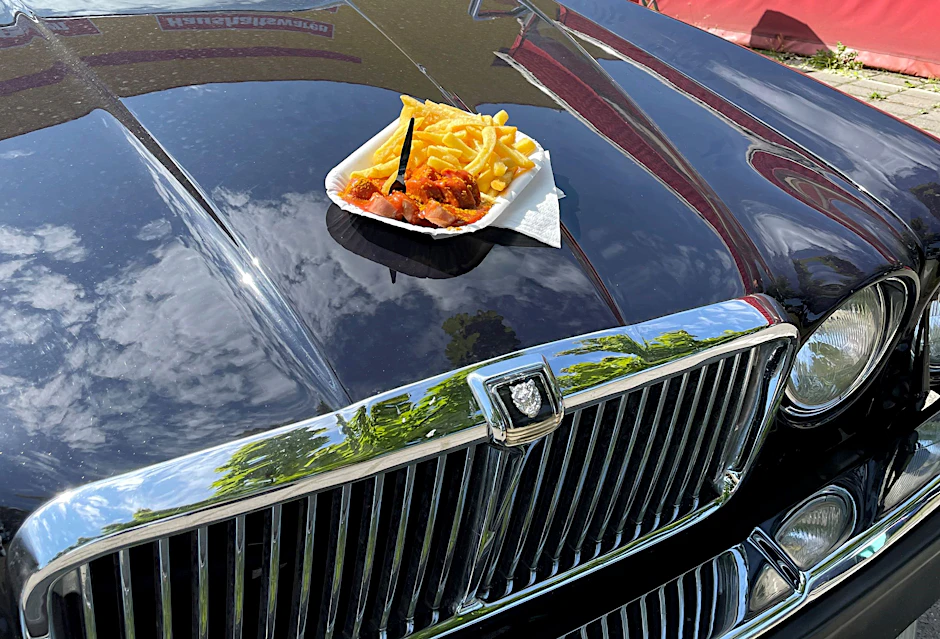 Currywurst und Stadtautobahn: Dit is Berlin. Das Auto des Autors am Wurststand auf dem Parkplatz des Poco-Möbelmarkts in Berlin-Marzahn.