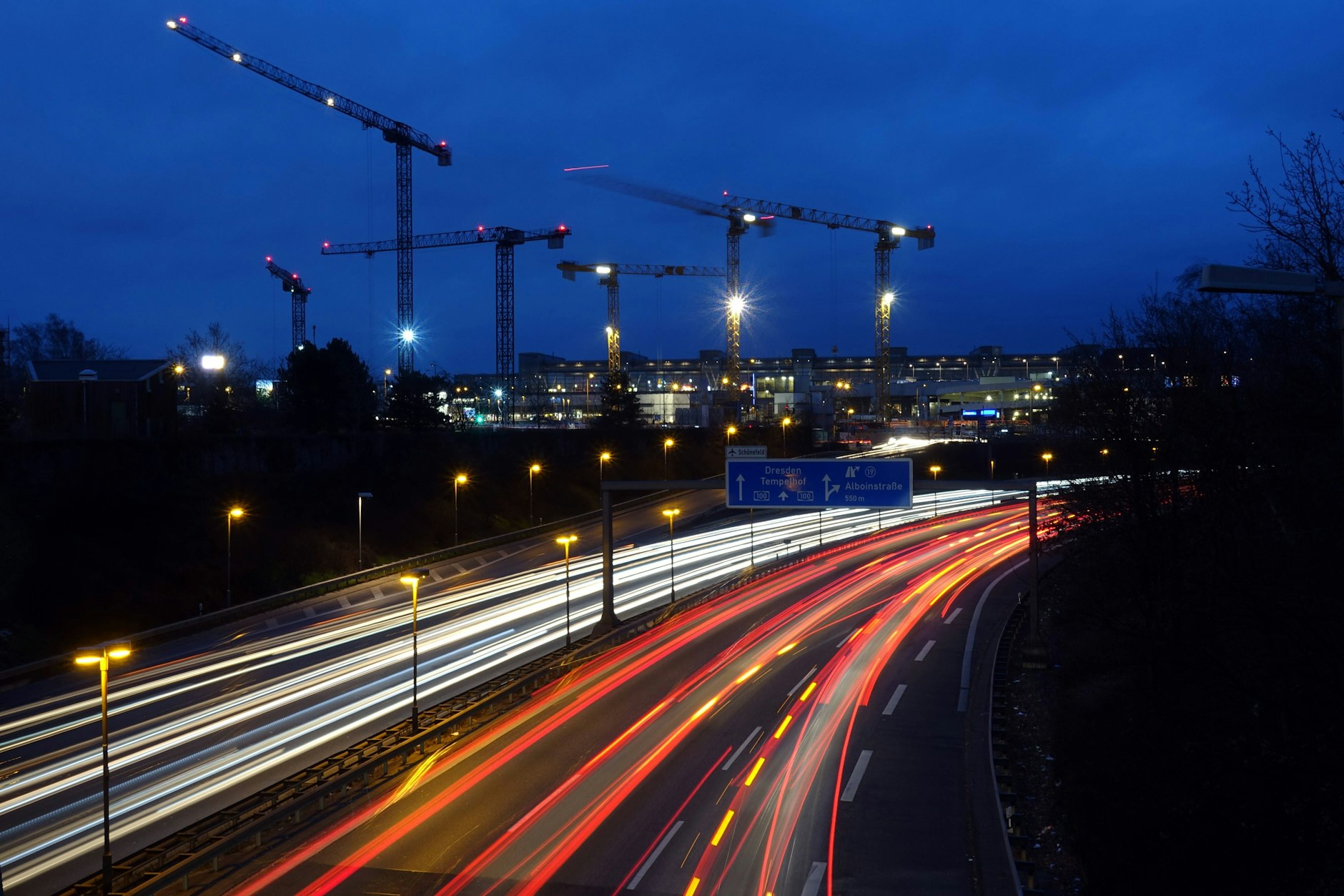 Die A100 in Wilmersdorf. Derzeit endet der Stadtring in Neukölln. 2024 soll die Verlängerung&nbsp; nach Treptow fertig sein. Nun plant der Bund einen weiteren Ausbau – nach Lichtenberg.