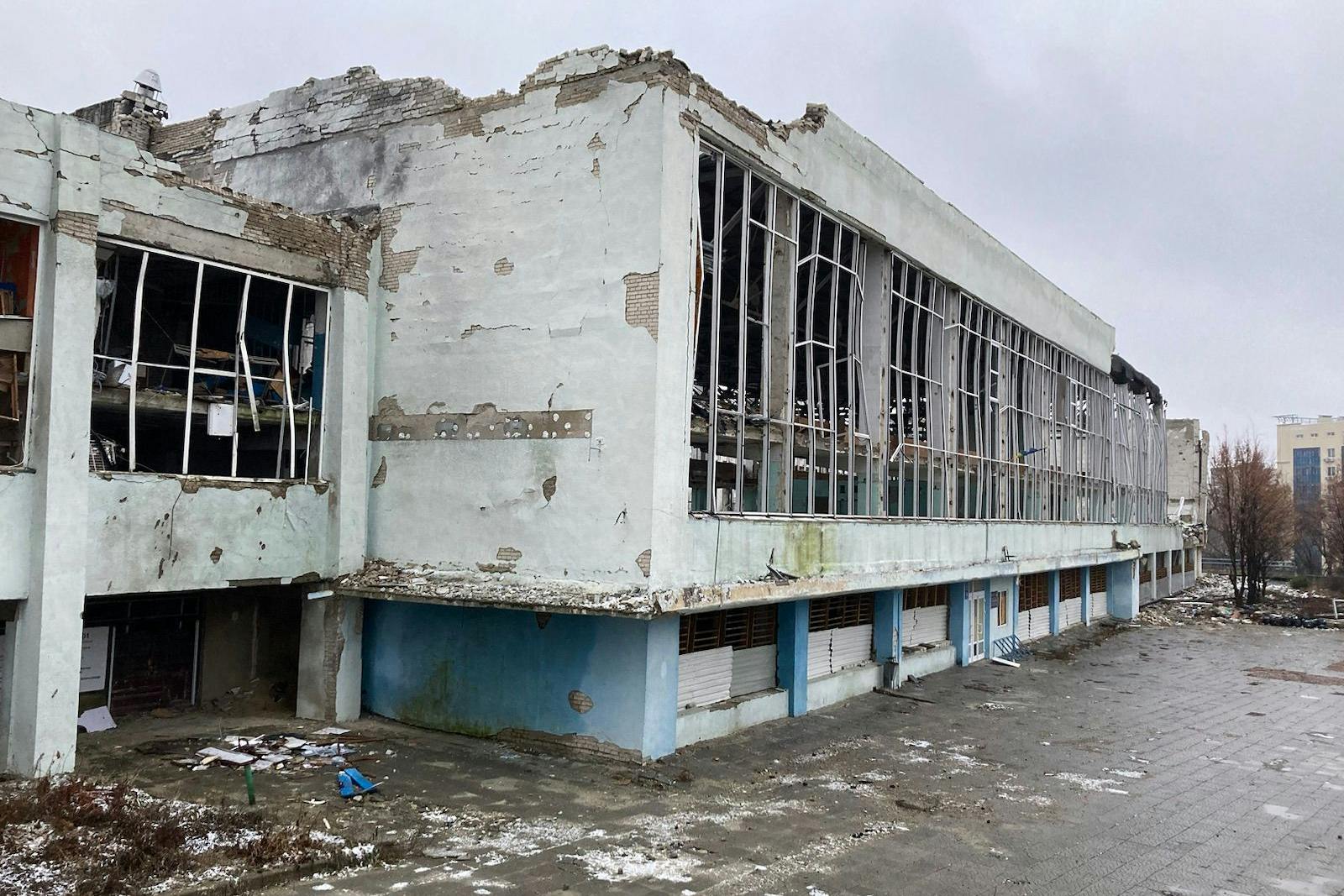 Charkiw: die durch russische Raketen zerstörte Sporthalle der Universität