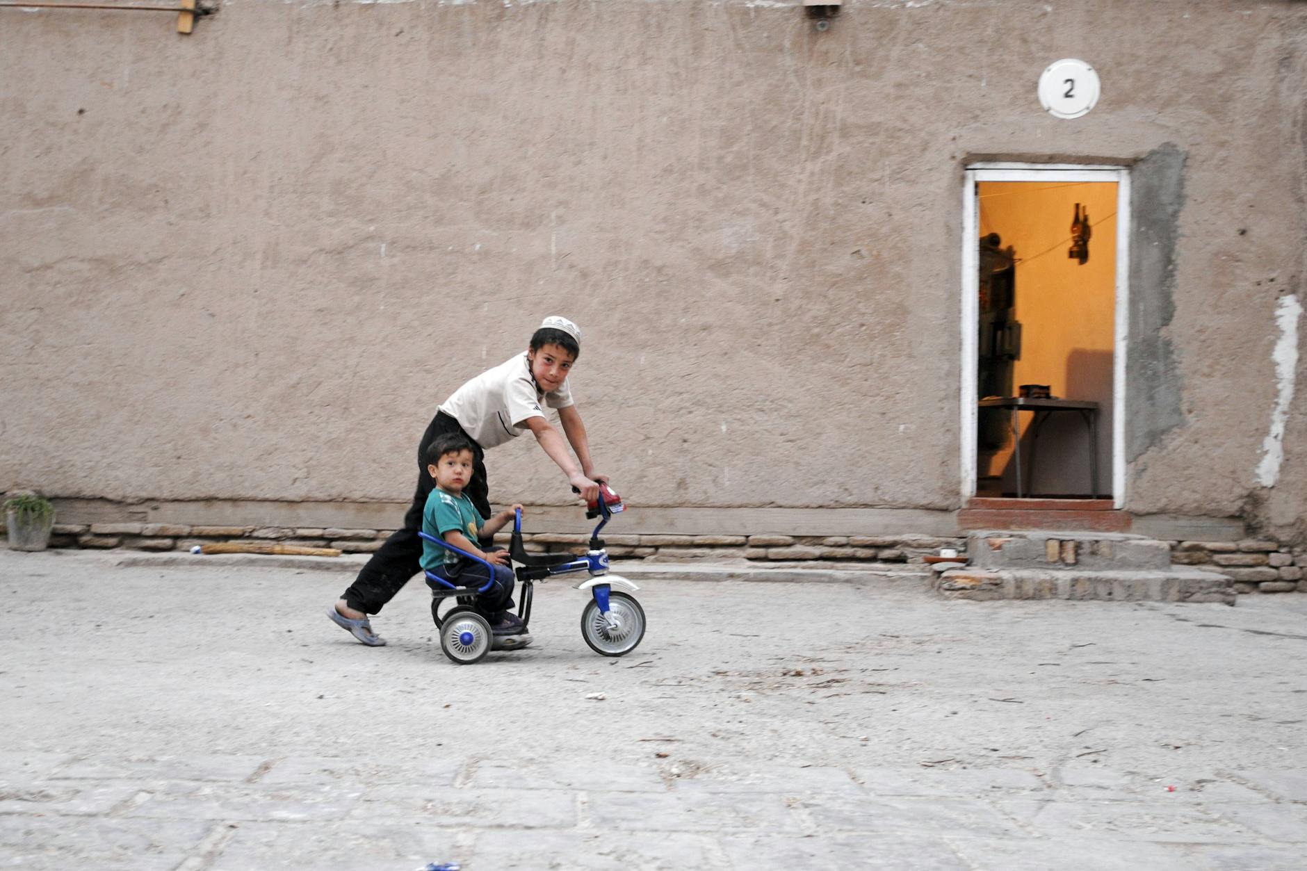 Usbekistan: Kinder spielen am Abend auf der Straße.