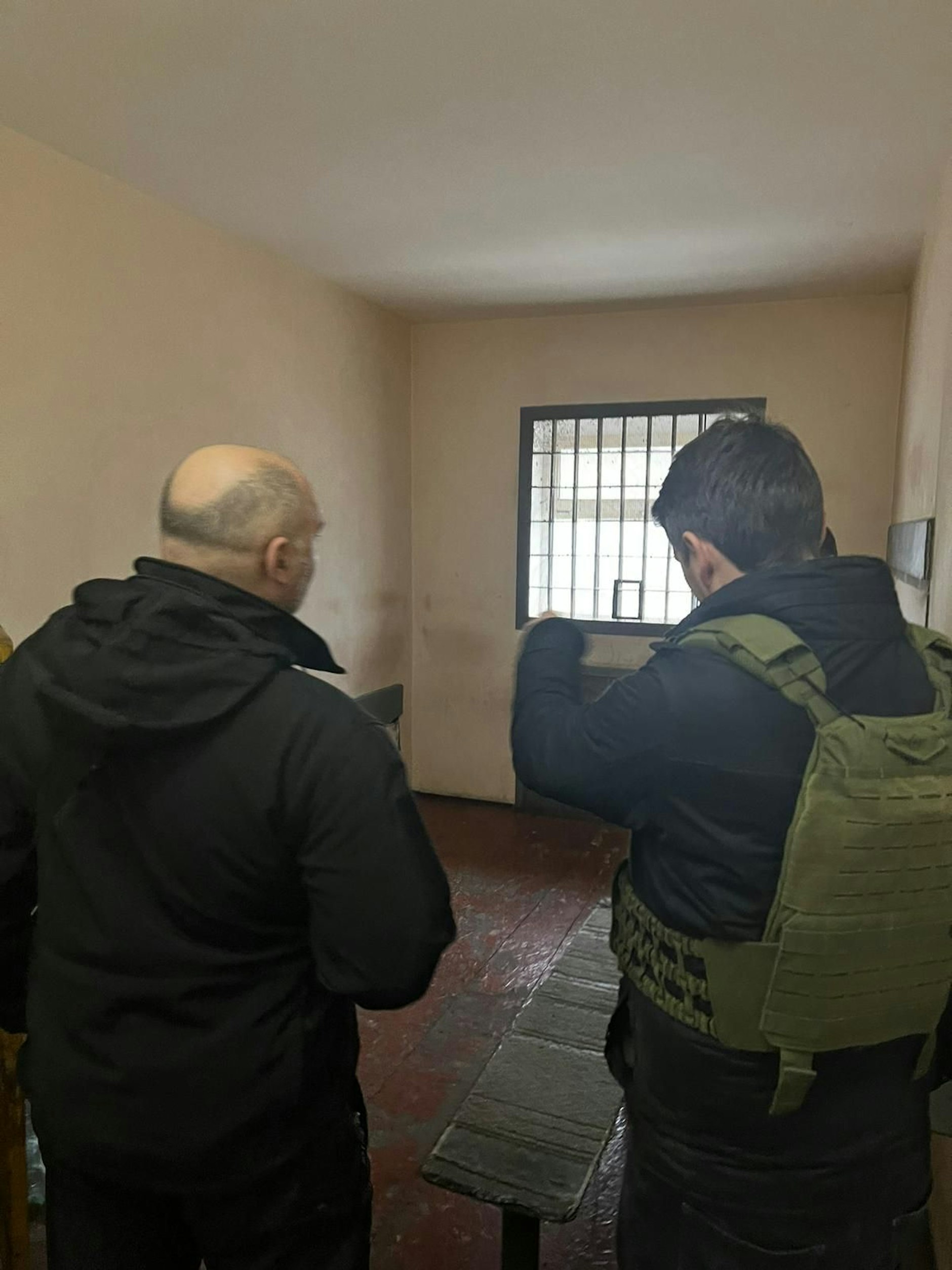 Dr. Marcus Faber und ein ukrainischer Polizist in einer Folterzelle. Hier haben russische Soldaten ukrainische Bürger misshandelt.