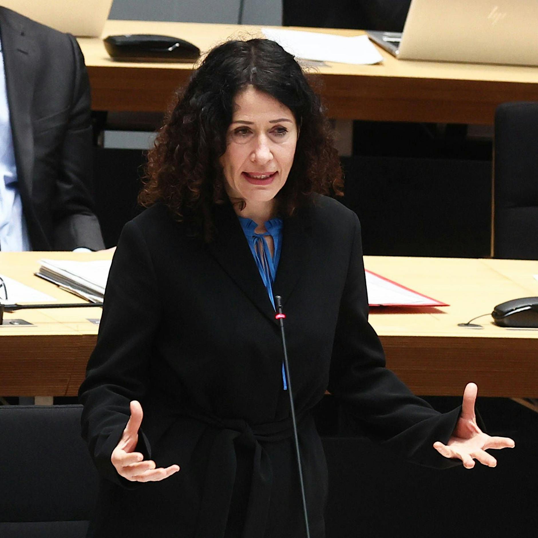 Berlin-Wahl: Grünen-Spitzenkandidatin Jarasch will Parkplätze massiv verknappen und Pendler zum Bahnfahren zwingen