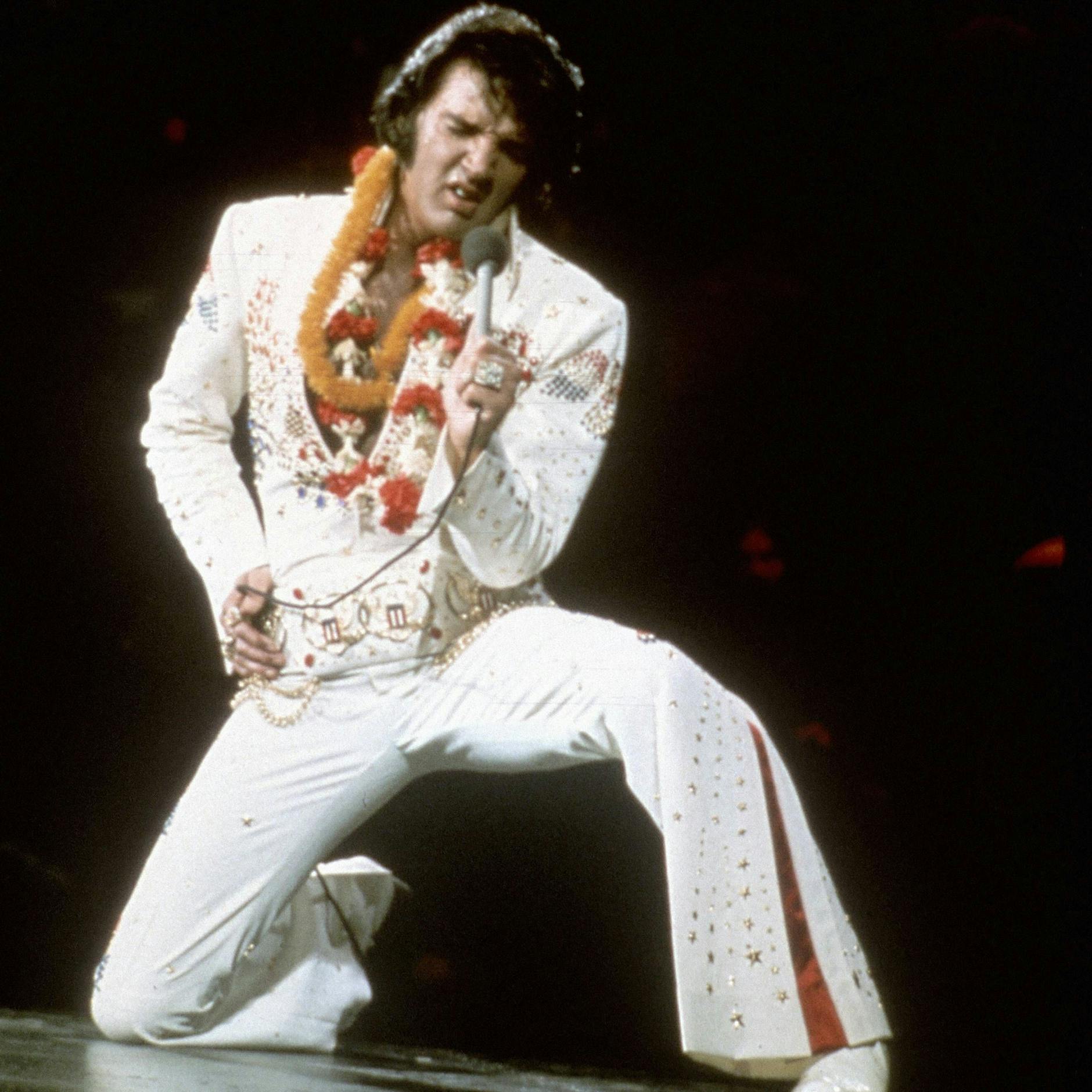 Das Bild des gebräunten Stars im hautengen „American Bald Headed Eagle Jumpsuit“ mit Blumenkranz um den Hals ist heute ikonisch.