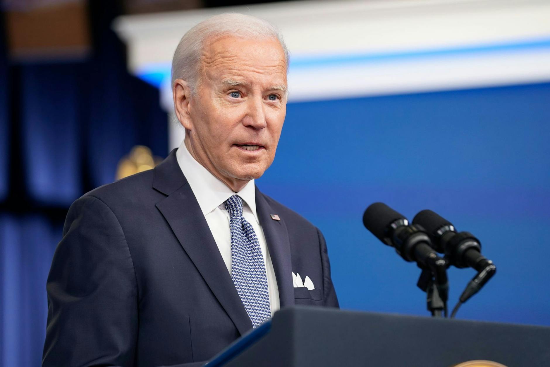 Die Situation ist für US-Präsident Biden politisch äußerst heikel, denn mit einem ähnlich Fall hatte sein Vorgänger Trump zuvor für einen Skandal gesorgt. 