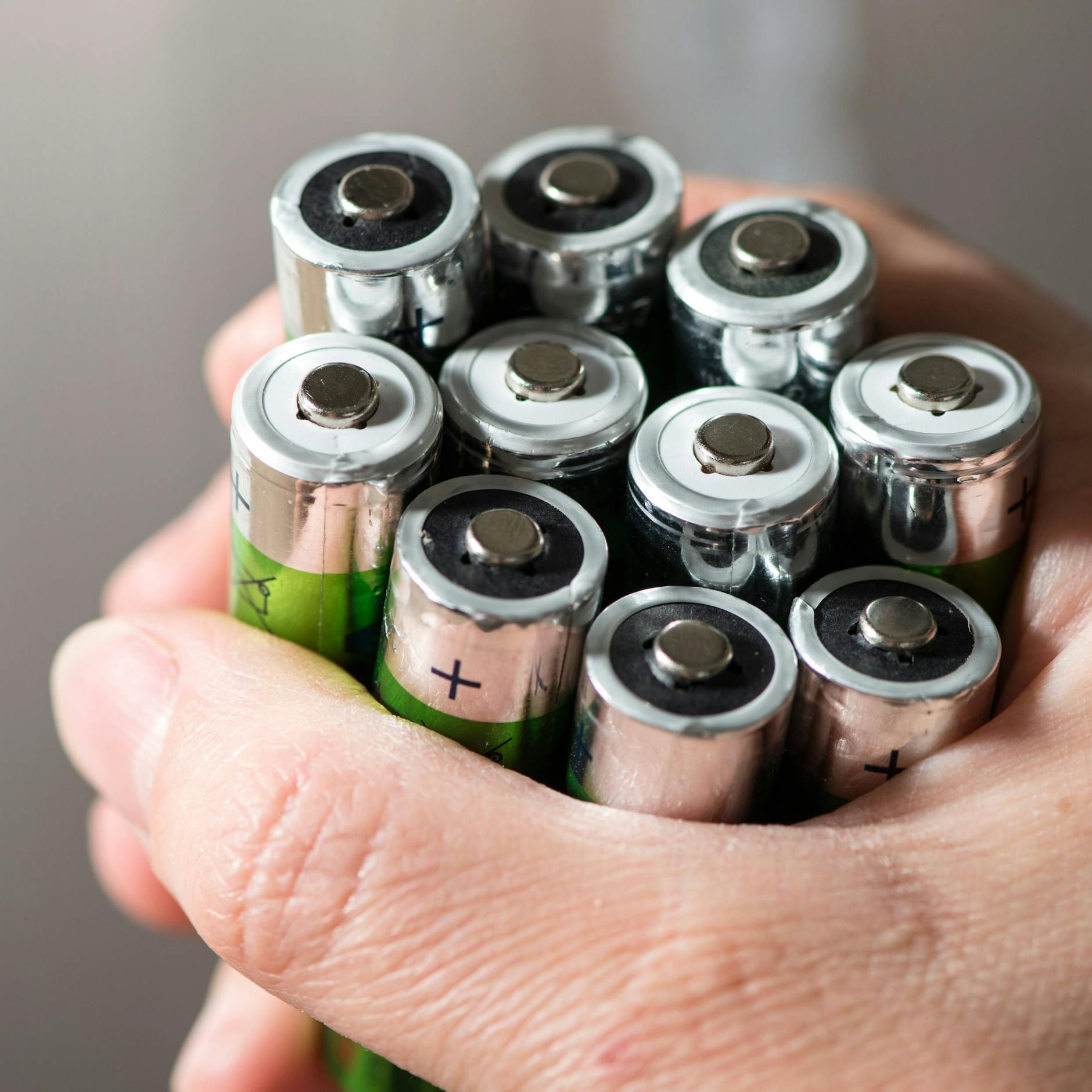 Lassen Sie die Batterien aus einer Höhe von circa 15 Zentimetern auf eine harten Oberfläche fallen.