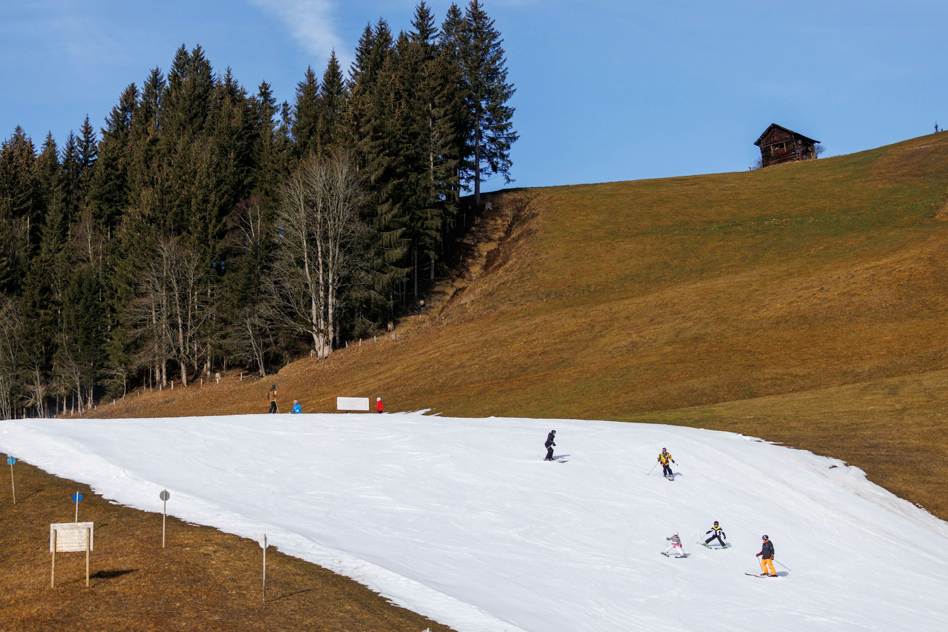 Der Schnee geht, Corona und Klimwandel bleiben: Eine künstliche Skipiste in Filzmoos in Österreich. 