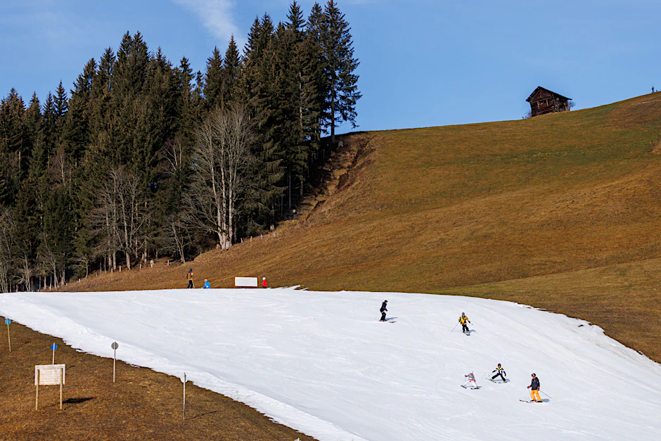 Der Schnee geht, Corona und Klimwandel bleiben: Eine künstliche Skipiste in Filzmoos in Österreich.&nbsp;