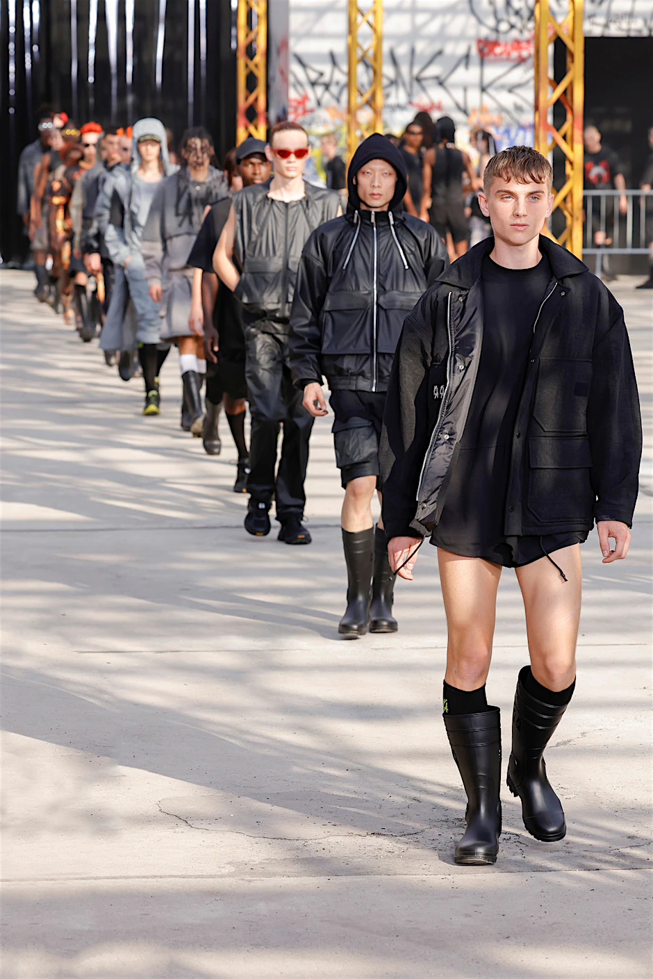 Eine Show der 44 Label Group auf der Milan Fashion Week: Das junge Label hätte in Berlin nicht durchstarten können. Nur weil der Mailänder Modemäzen Claudio Antonioli das Talent des Kreativdirektors Max Kobosil erkannte, konnte sich die Modemarke erst gründen.