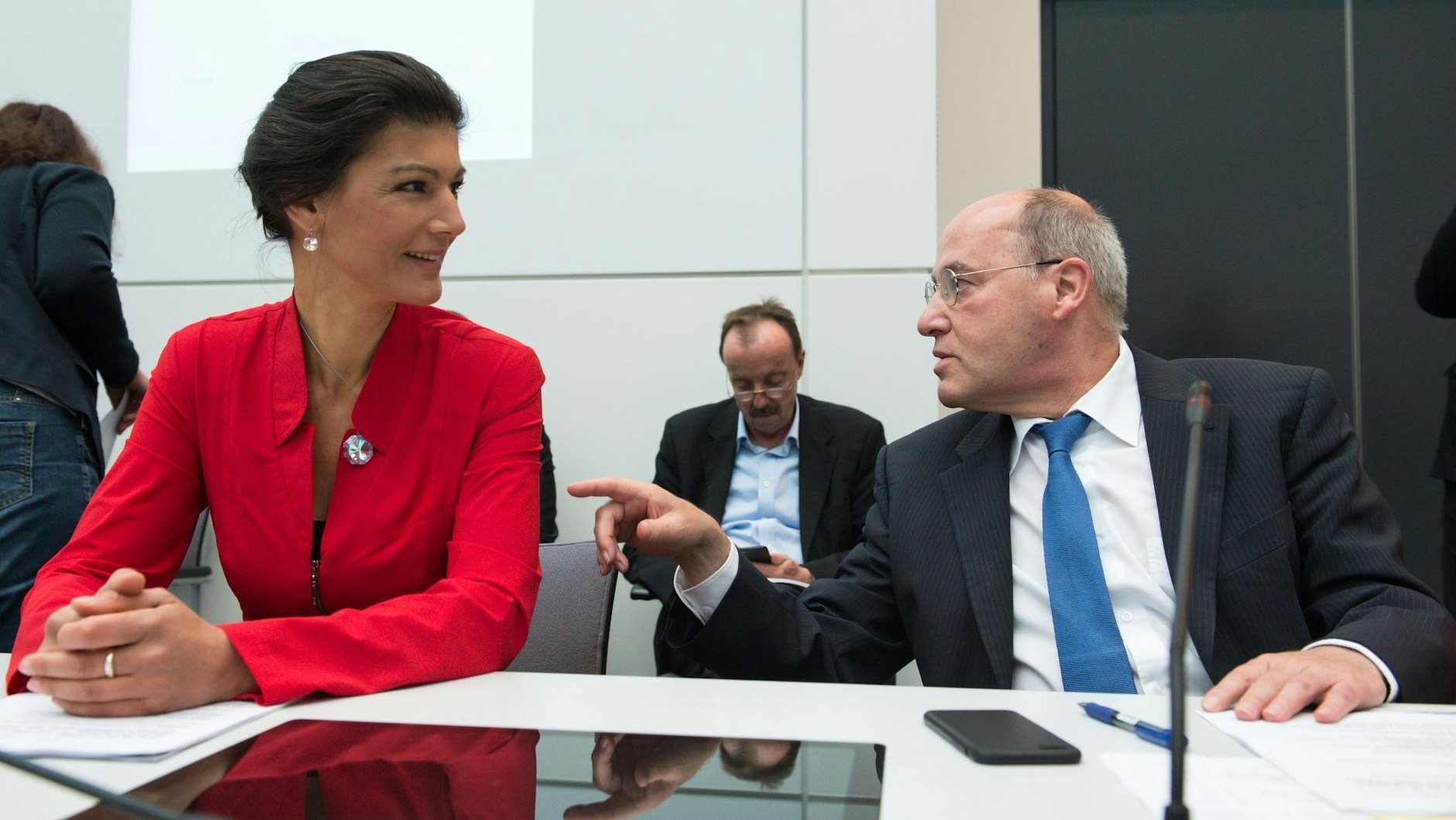 Gregor Gysi und Sahra Wagenknecht  unterhalten sich bei einer  Fraktionssitzung im Oktober 2015.&nbsp;