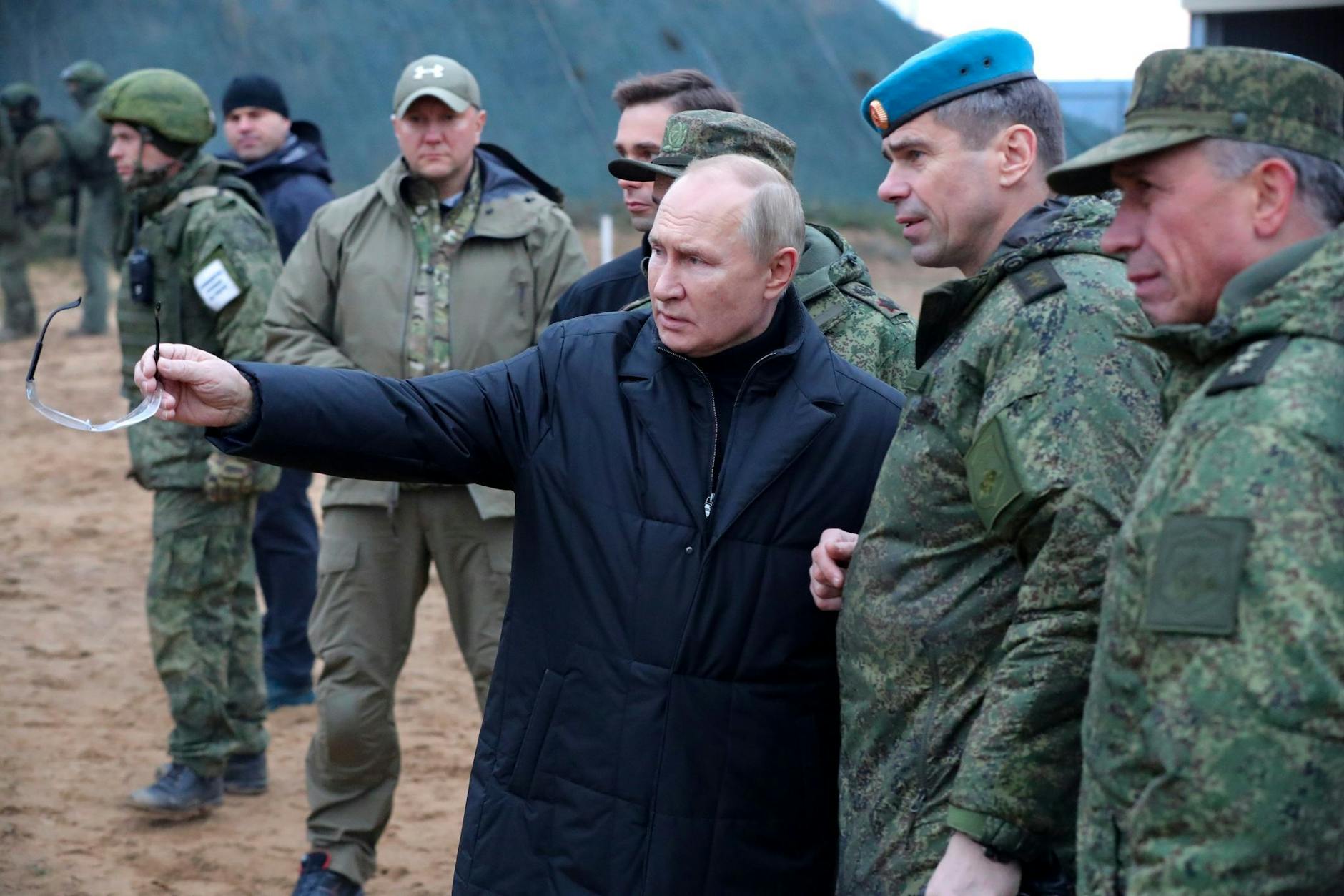 Kremlchef Wladimir Putin beim Besuch eines militärischen Ausbildungszentrums in der Region Rjasan. Putin fordert offenbar schnellstens neue Strategien den Ukraine-Krieg.