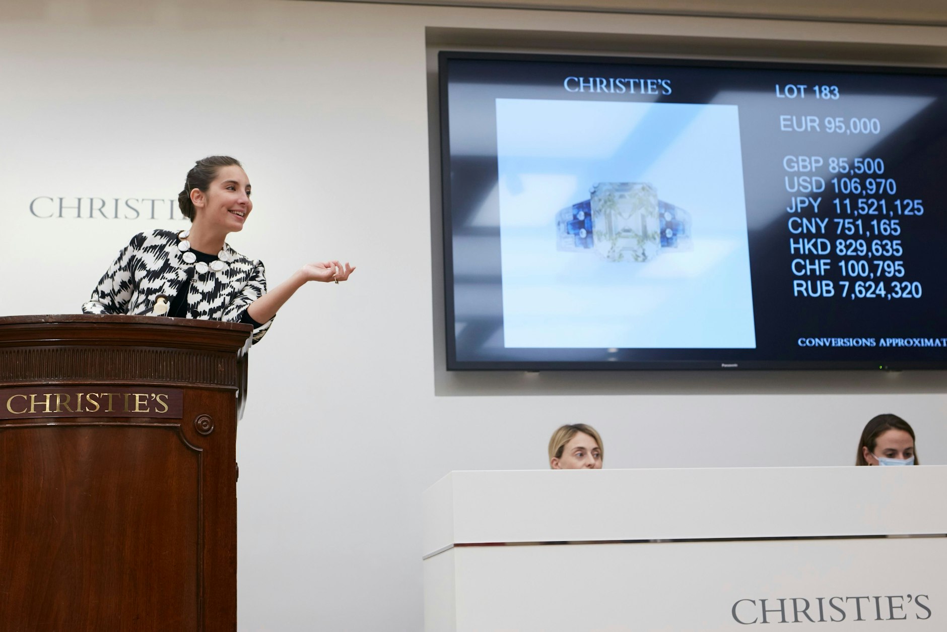 Die Französin Camille de Foresta ist die Kuratorin der Stunde, wenn es um Couture-Auktionen geht.