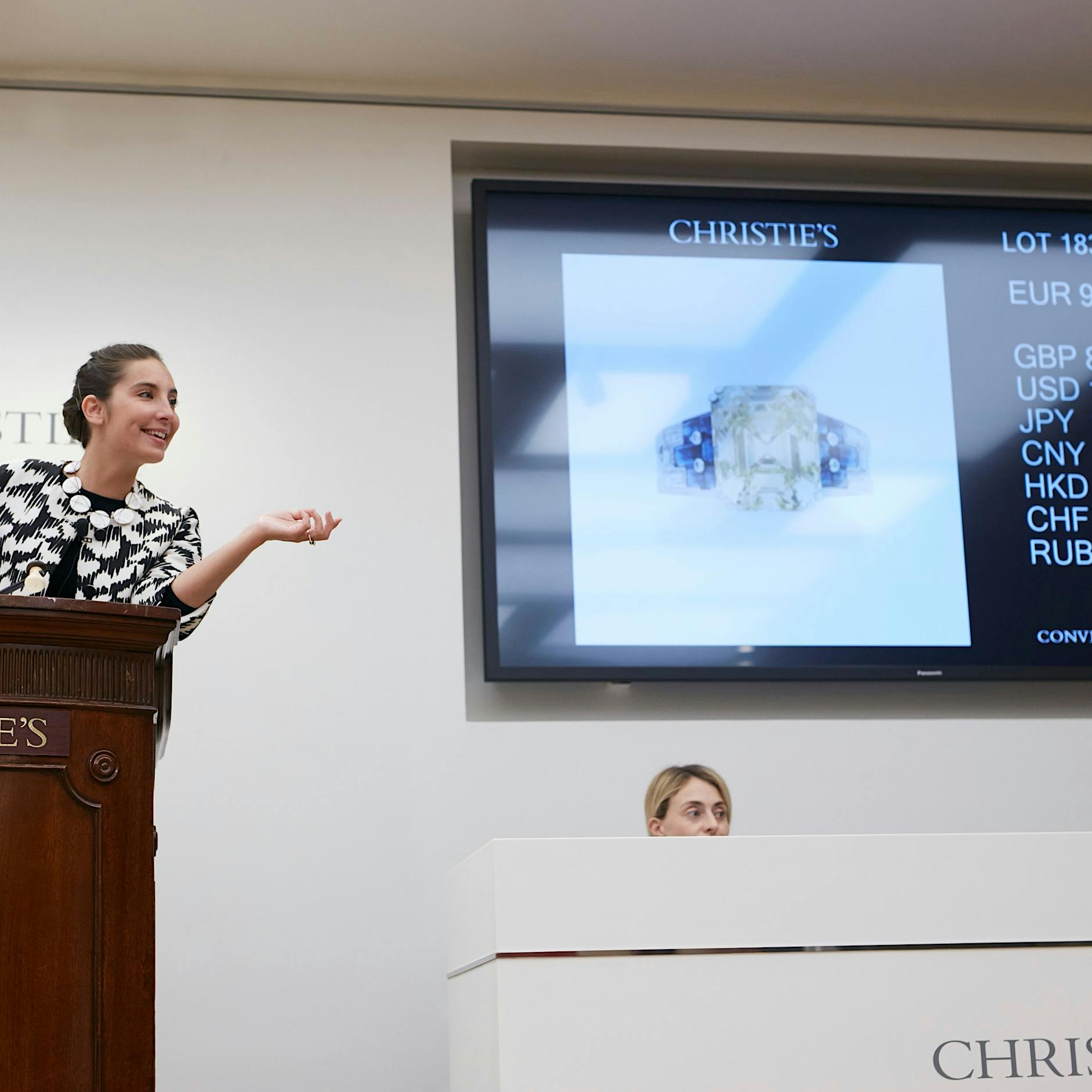 Die Kür der Couture: Hier kann jede(r) Mode für die Ewigkeit ersteigern