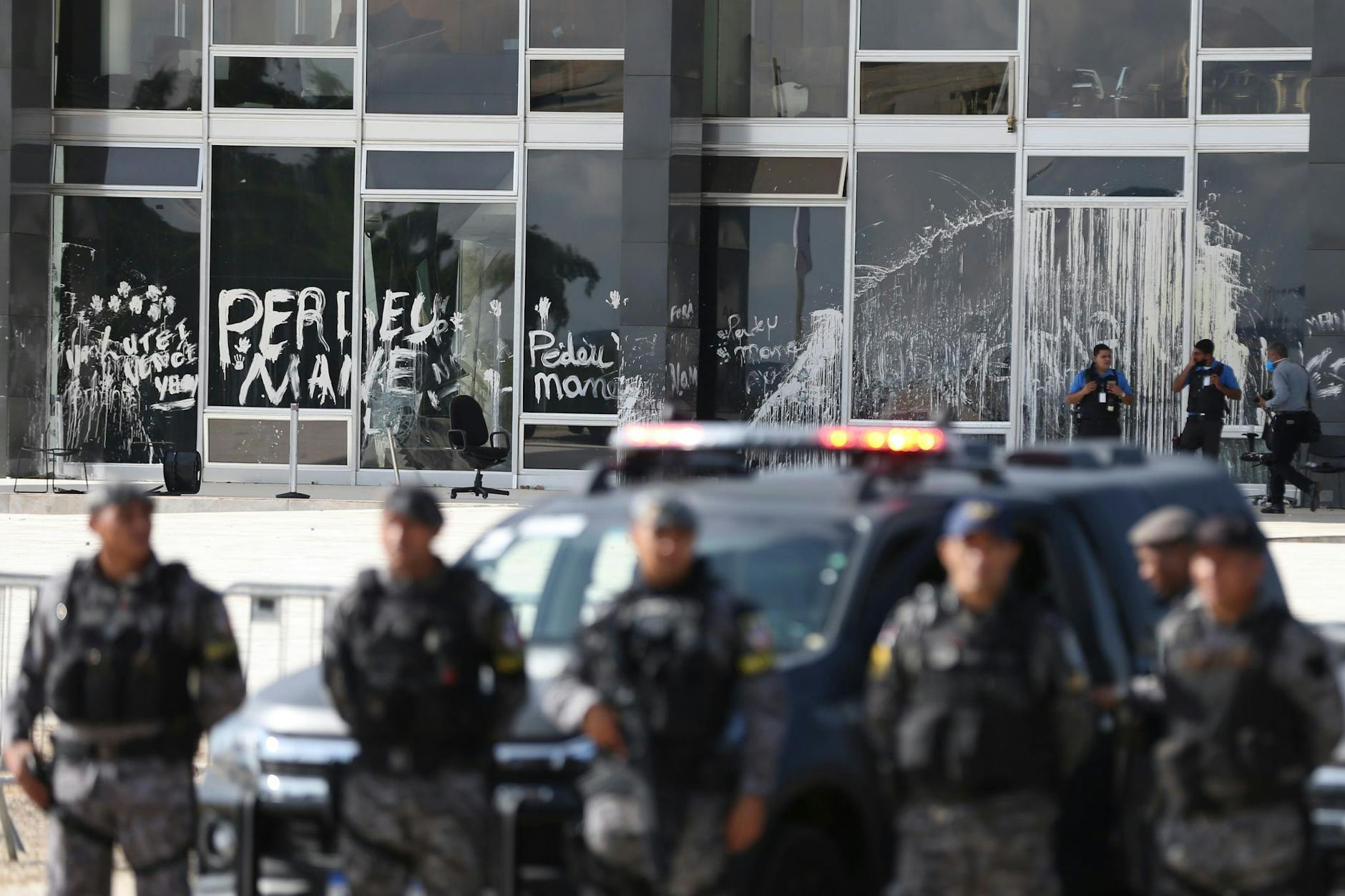 Sicherheitskräfte vor dem Regierungssitz: Am vergangenen Sonntag hatten Bolsonaro-Anhänger unter anderem hier erhebliche Schäden angerichtet.