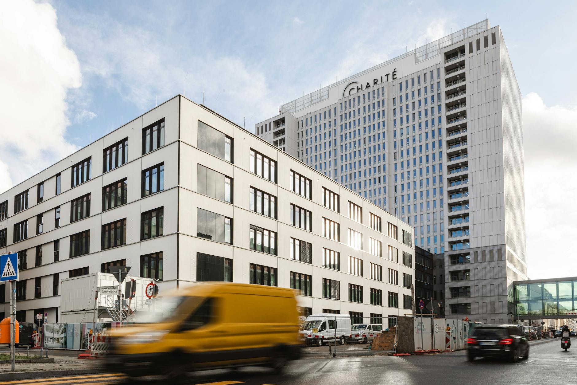 Das neue Rahel-Hirsch-Center am Charité-Bettenhochhaus in Mitte, vom Robert-Koch-Platz aus gesehen.