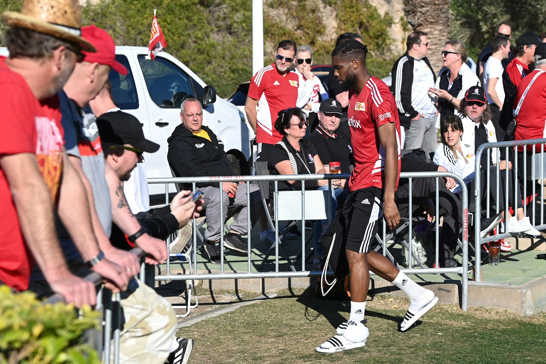 Jordan Siebatcheu verlässt den Trainingsplatz im spanischen Campoamor mit einem Eisbeutel am linken Knöchel.