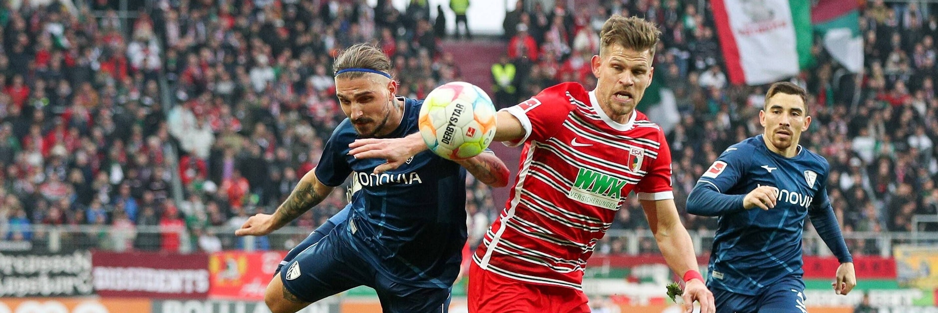 Ab Sommer stürmt Florian Niederlechner (32, M.) nicht mehr für den FC Augsburg, sondern für Hertha BSC. Oder doch schon früher?