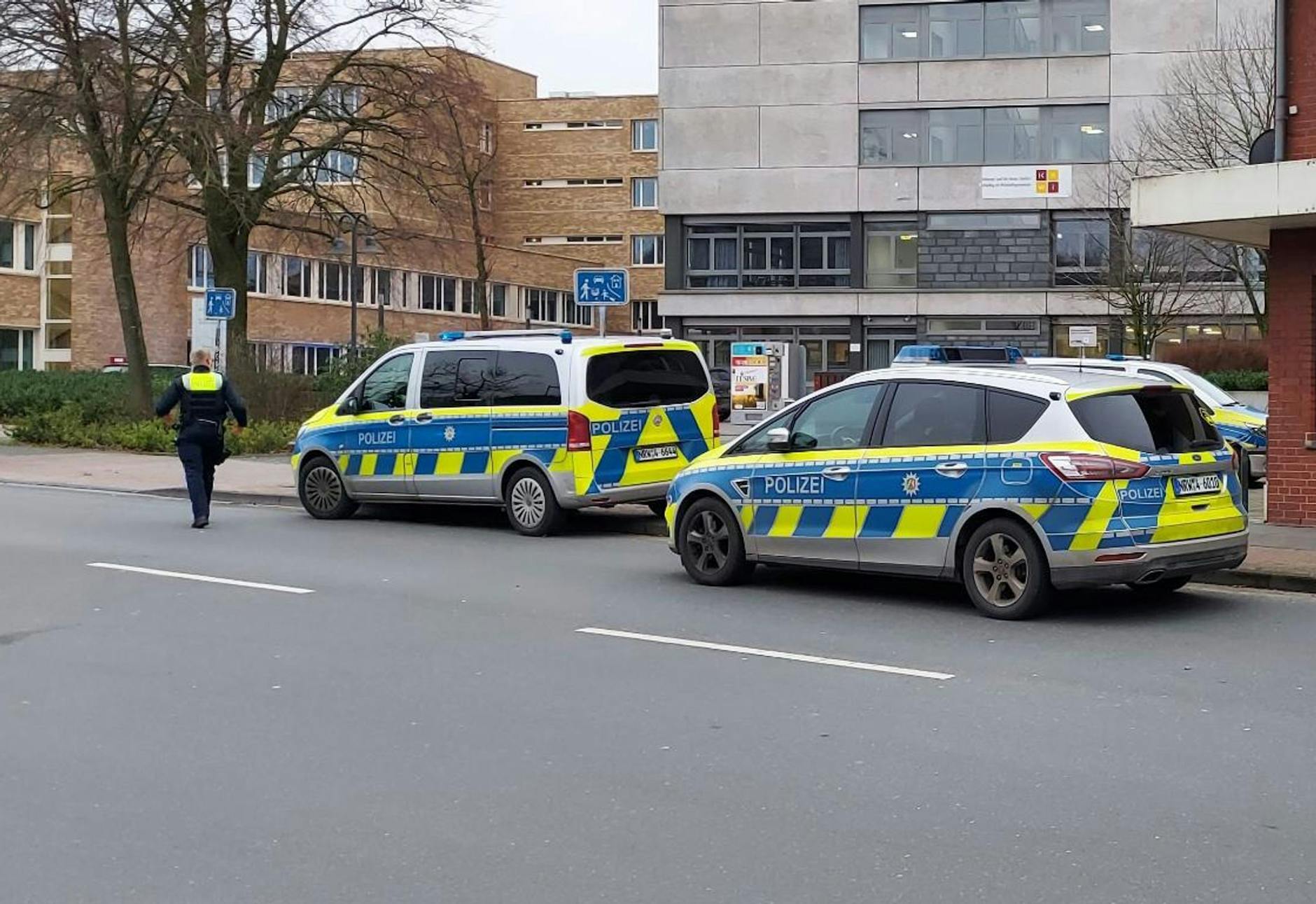 Polizeieinsatz am Berufskolleg in Ibbenbüren am Dienstag: Ein 17-jähriger Schüler soll dort seine 55-jährige Lehrerin erstochen haben.