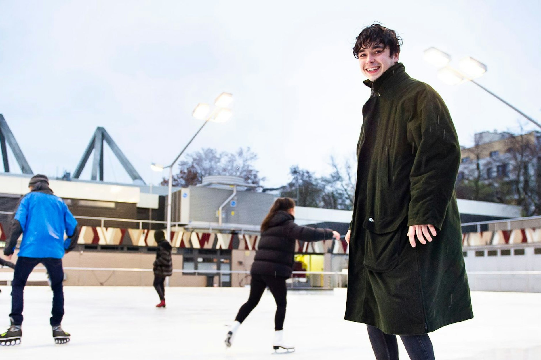 Die Außenfläche des Erika-Heß-Eisstadions ist seit Mittwoch gesperrt. Ein Ventil der Kühlanlage ist defekt, deshalb taut dort Eis weg und kann nicht neu aufgebaut werden.