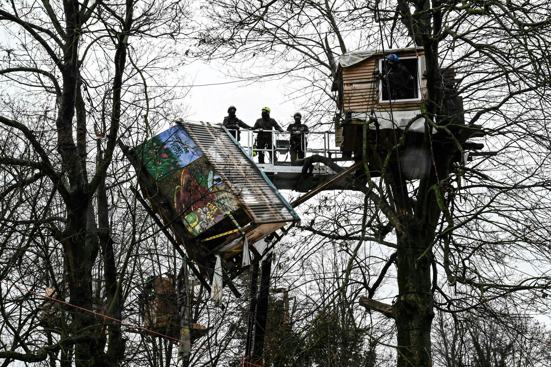 Abriss der Baumhäuser: Polizisten auf einem Hebekran.