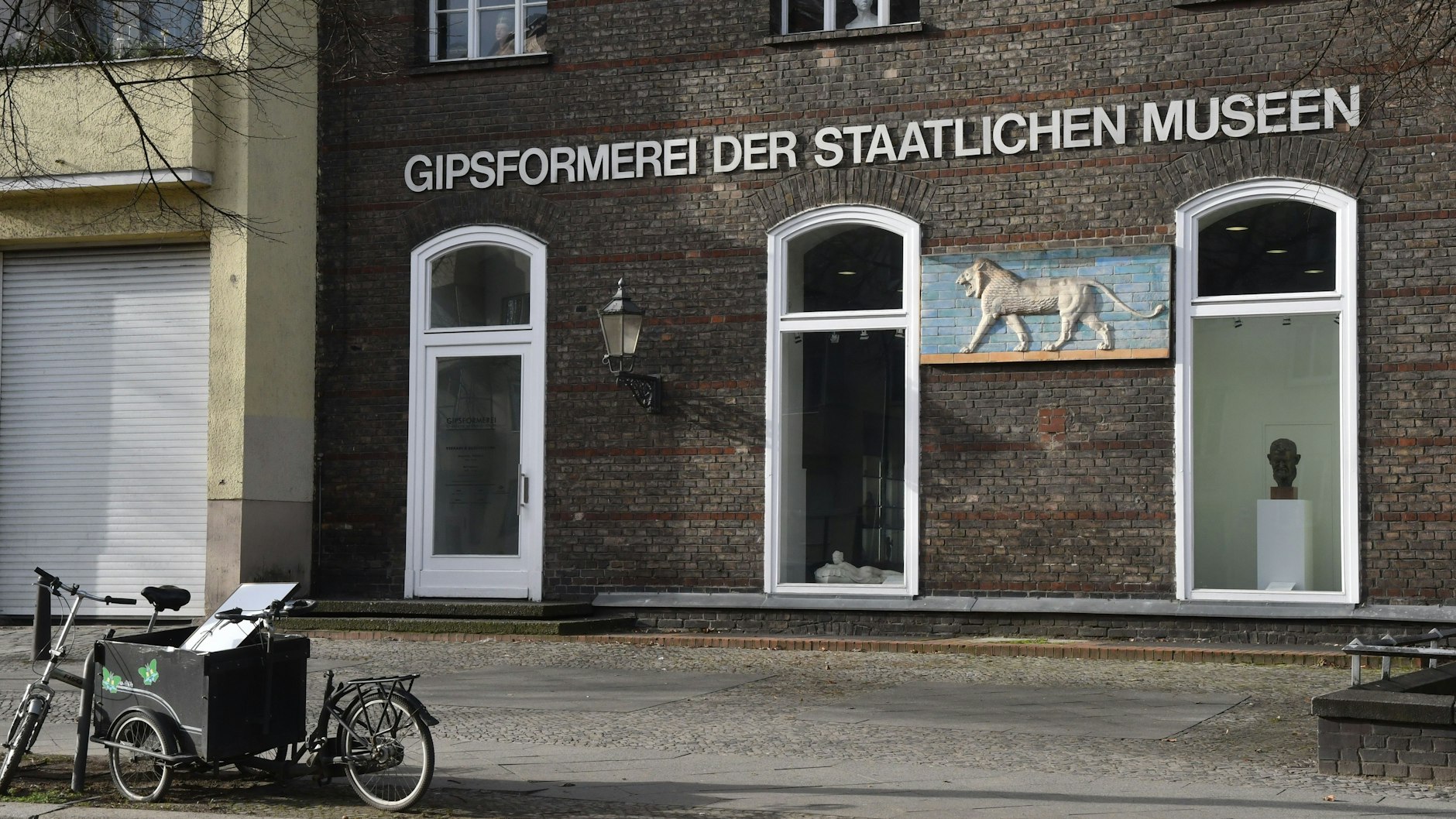 Das Geschäft der Gipsformerei an der Sophie-Charlotten-Straße.
