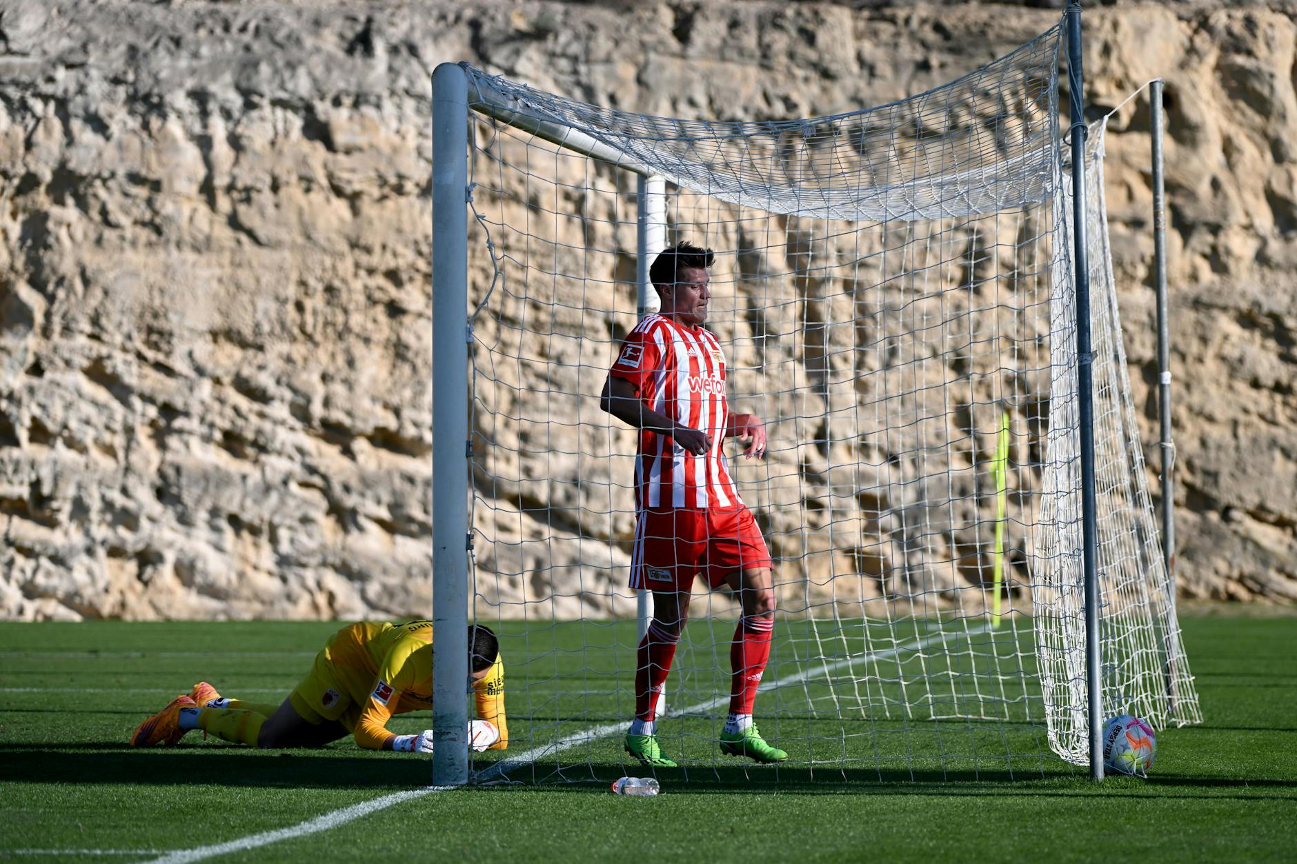 Kevin Behrens (r.) zeigte sich in der zweigeteilten Wintervorbereitung und überzeugte mit Einsatz und Toren – wie hier gegen den FC Augsburg.