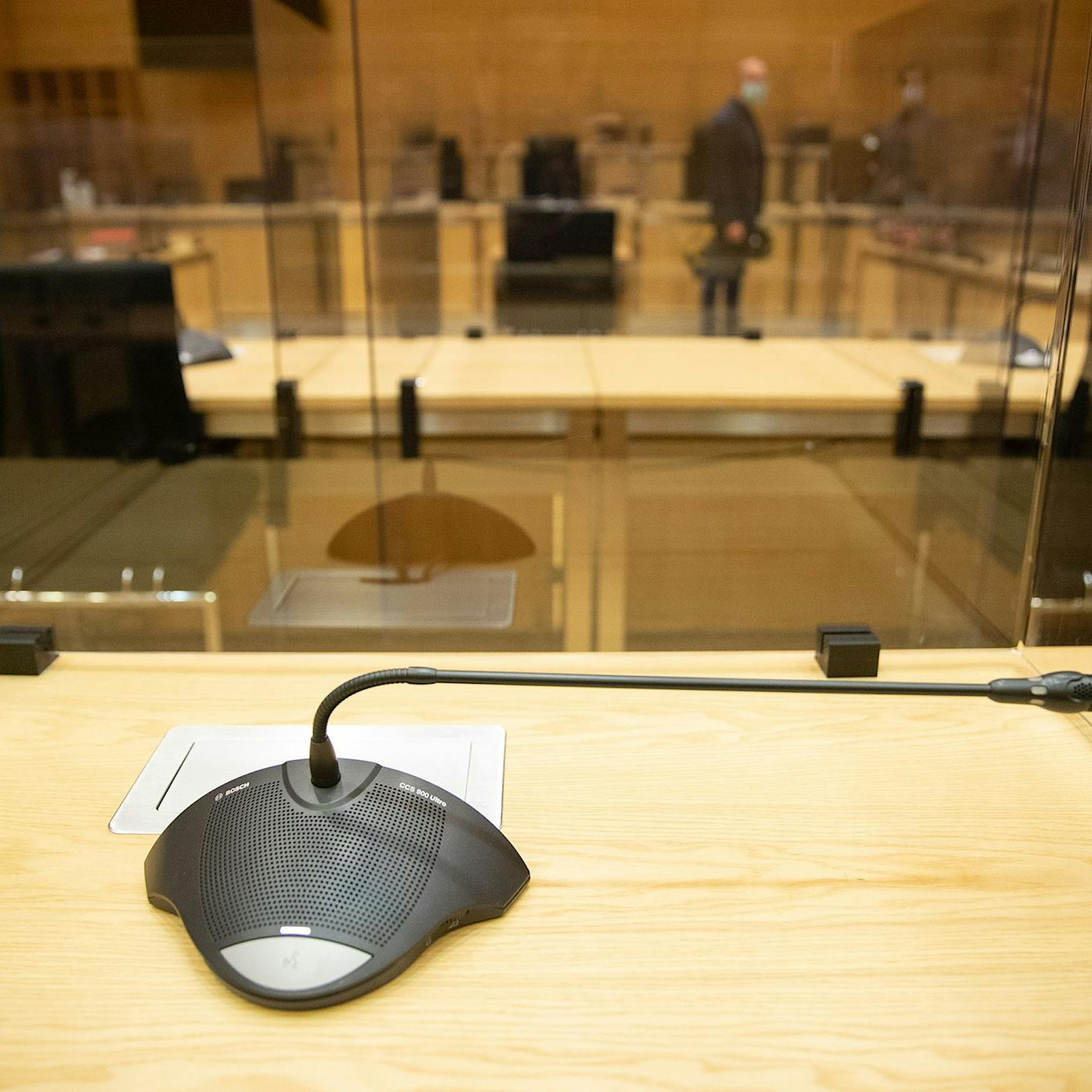 JVA-Mitarbeiterin und Ex-Häftling angeklagt