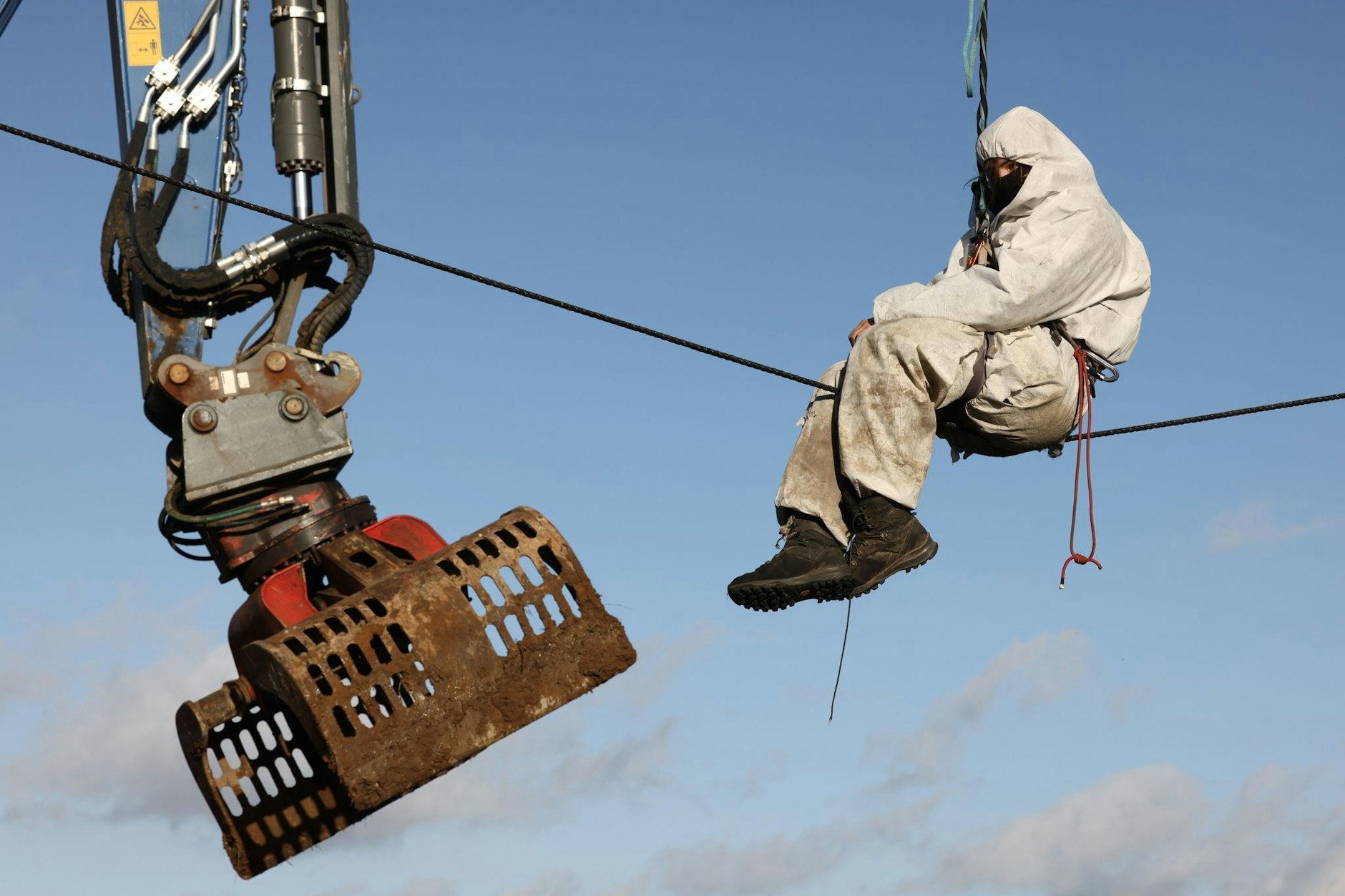 In luftiger Höhe: Demonstrant und Baggerschaufel.