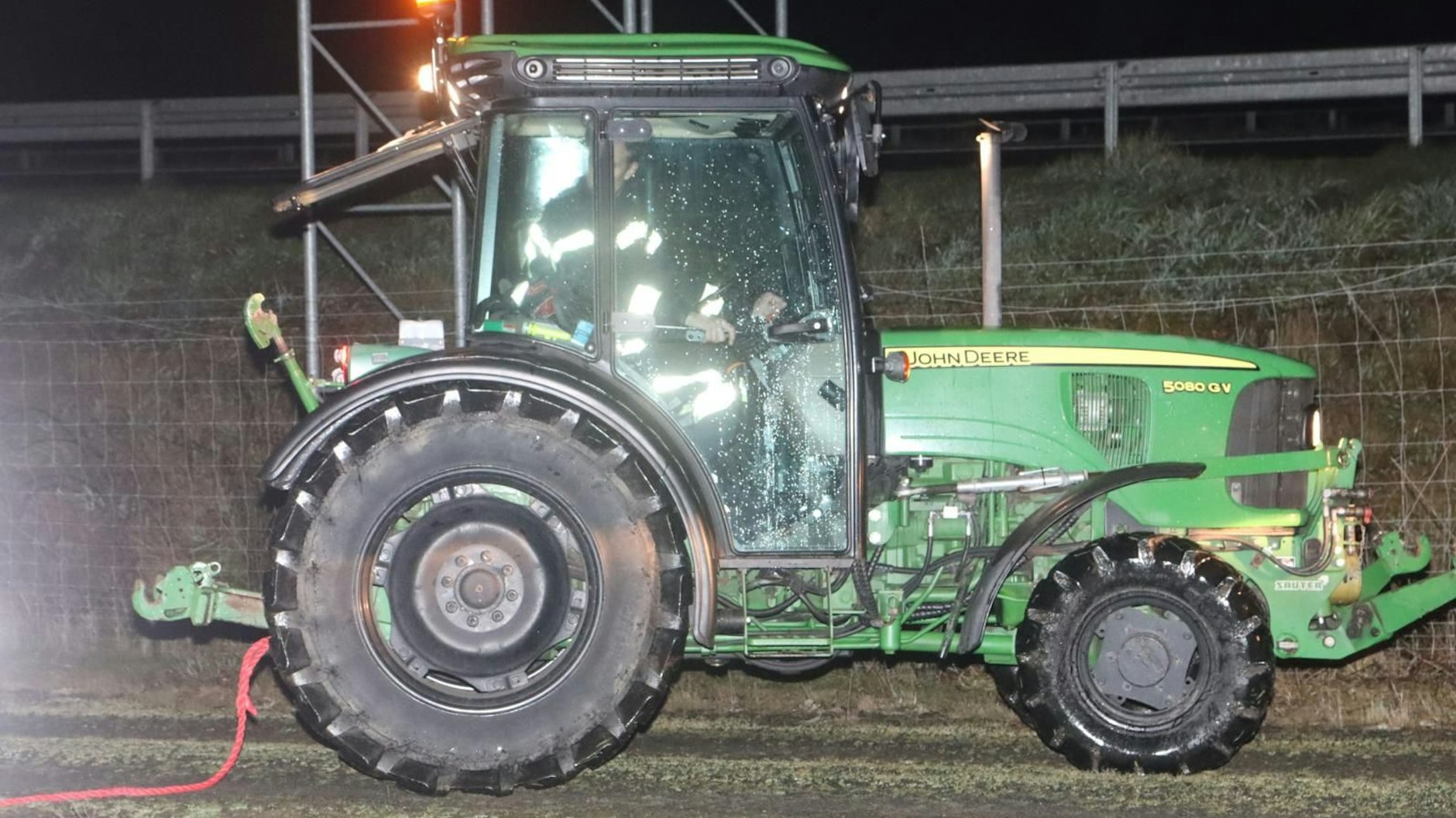 Job erledigt: Der Trecker, der den Funkwagen befreite.