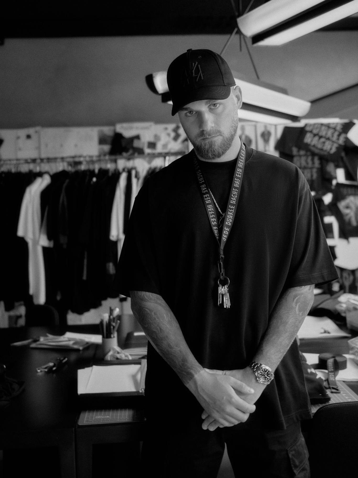 <strong>Max Kobosil</strong> ist Gründer und Kreativdirektor der aufstrebenden 44 Label Group – und einer der gefragtesten Techno-DJs der Welt. Er präsentiert seine Kollektionen seit 2021 auf der Milan Fashion Week.