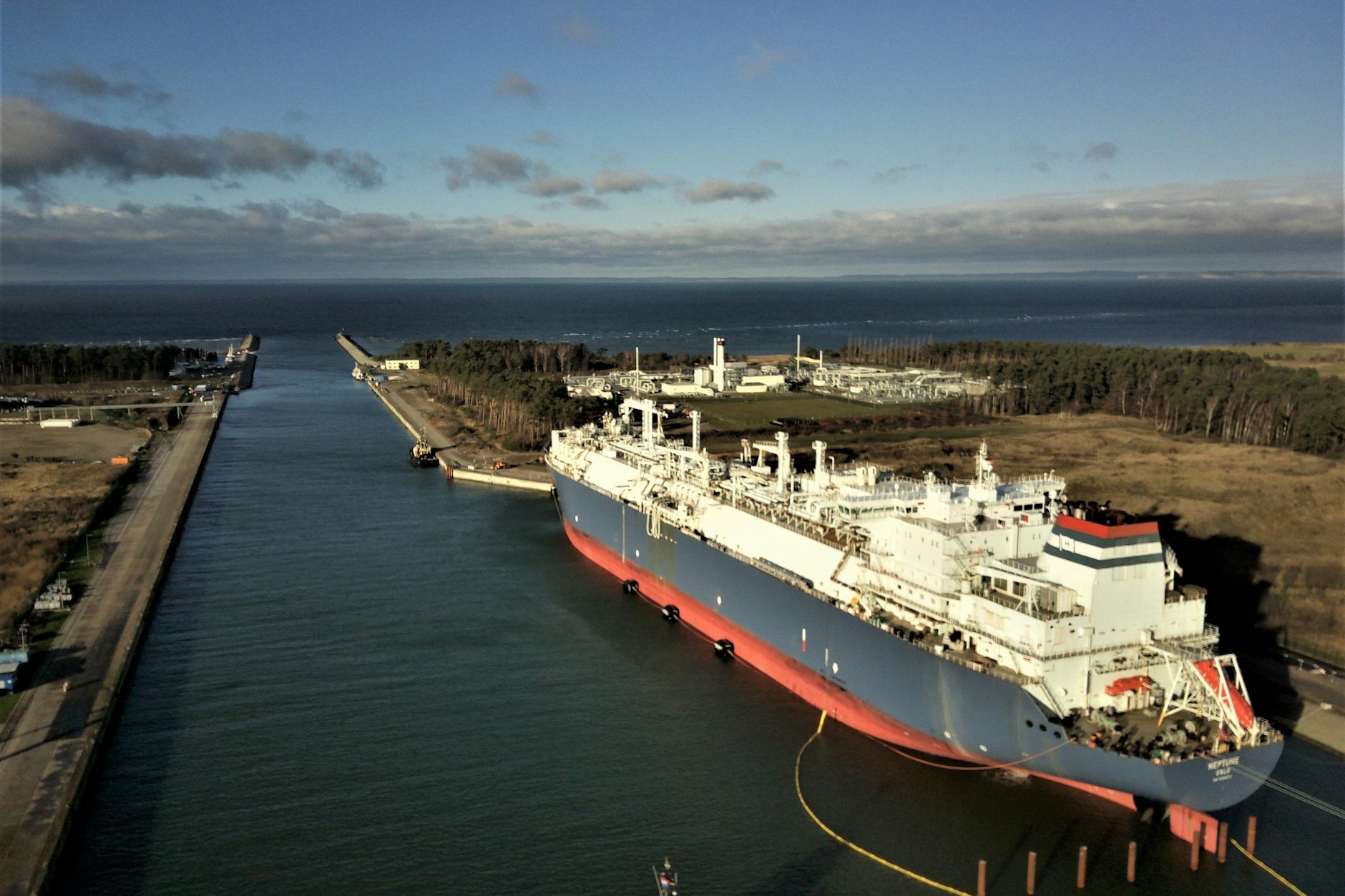 Regasifizierungsschiff „Neptune“ unweit der Nord Stream-Anlandestation im Industriehafen von Lubmin.