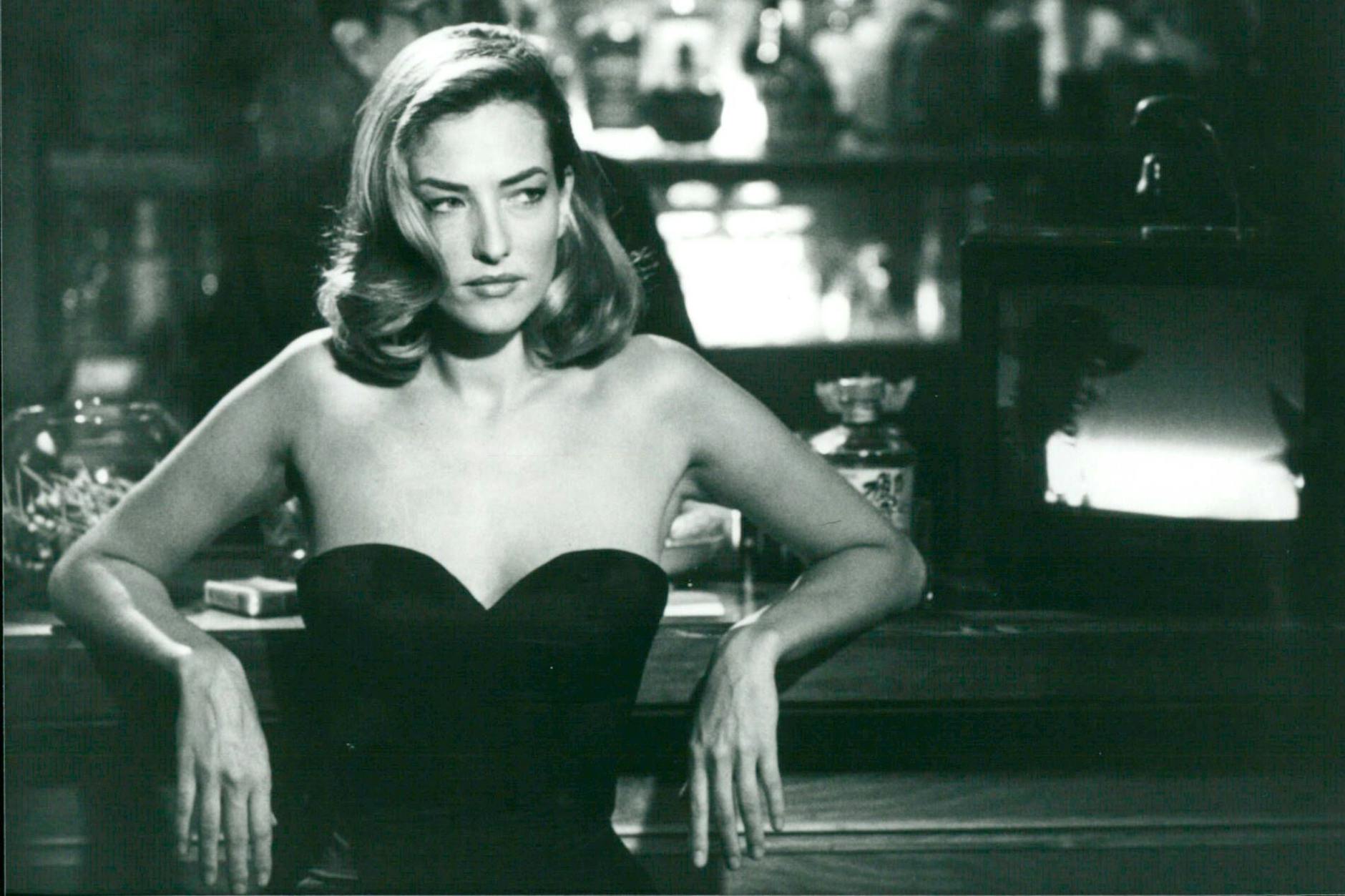 Tatjana Patitz zählte zu den schönsten Frauen der Top-Model-Ära. Regisseure holten sie damals gern in Nebenrollen vor die Kamera. Hier im Thriller „Die Wiege der Sonne“ aus dem Jahr 1993.