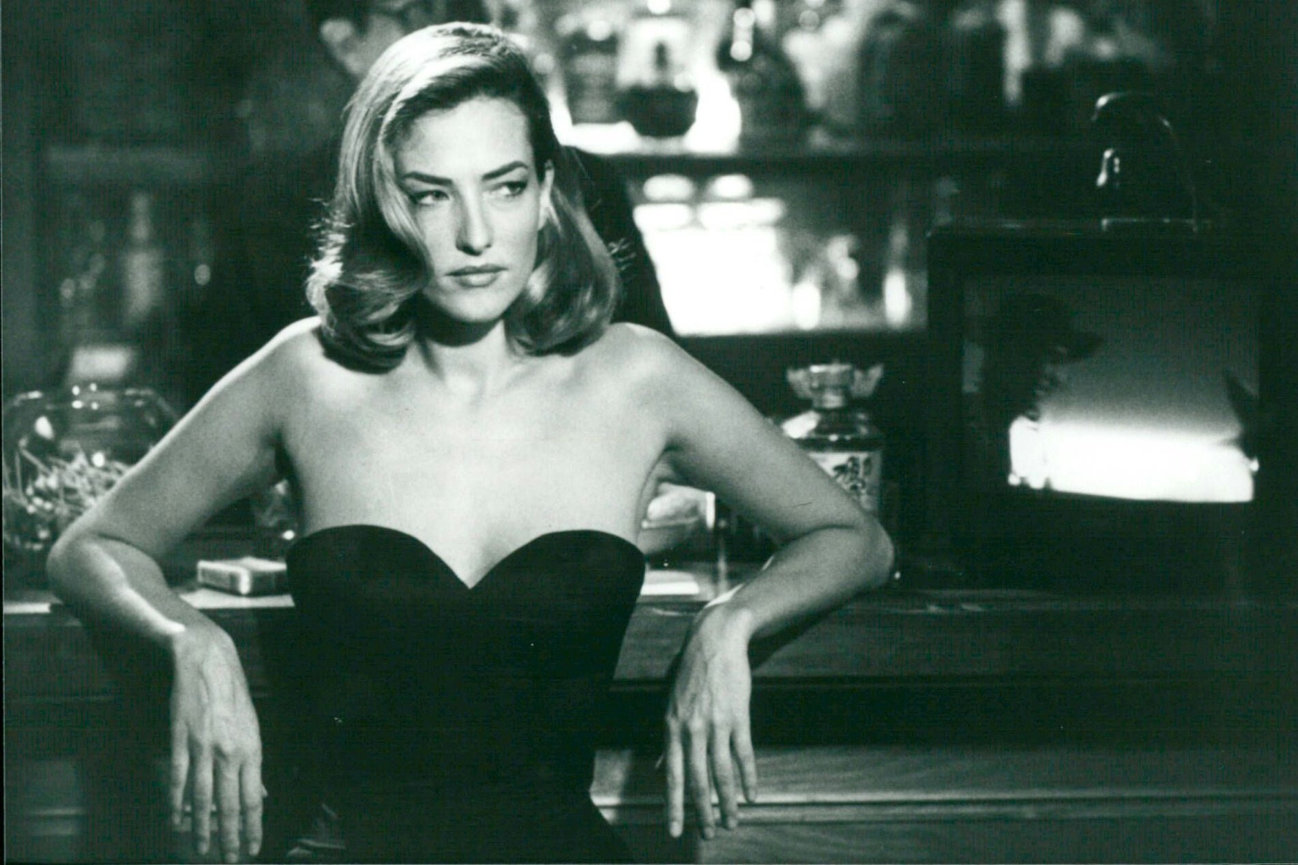 Tatjana Patitz zählte zu den schönsten Frauen der Top-Model-Ära. Regisseure holten sie damals gern in Nebenrollen vor die Kamera. Hier im Thriller „Die Wiege der Sonne“ aus dem Jahr 1993.