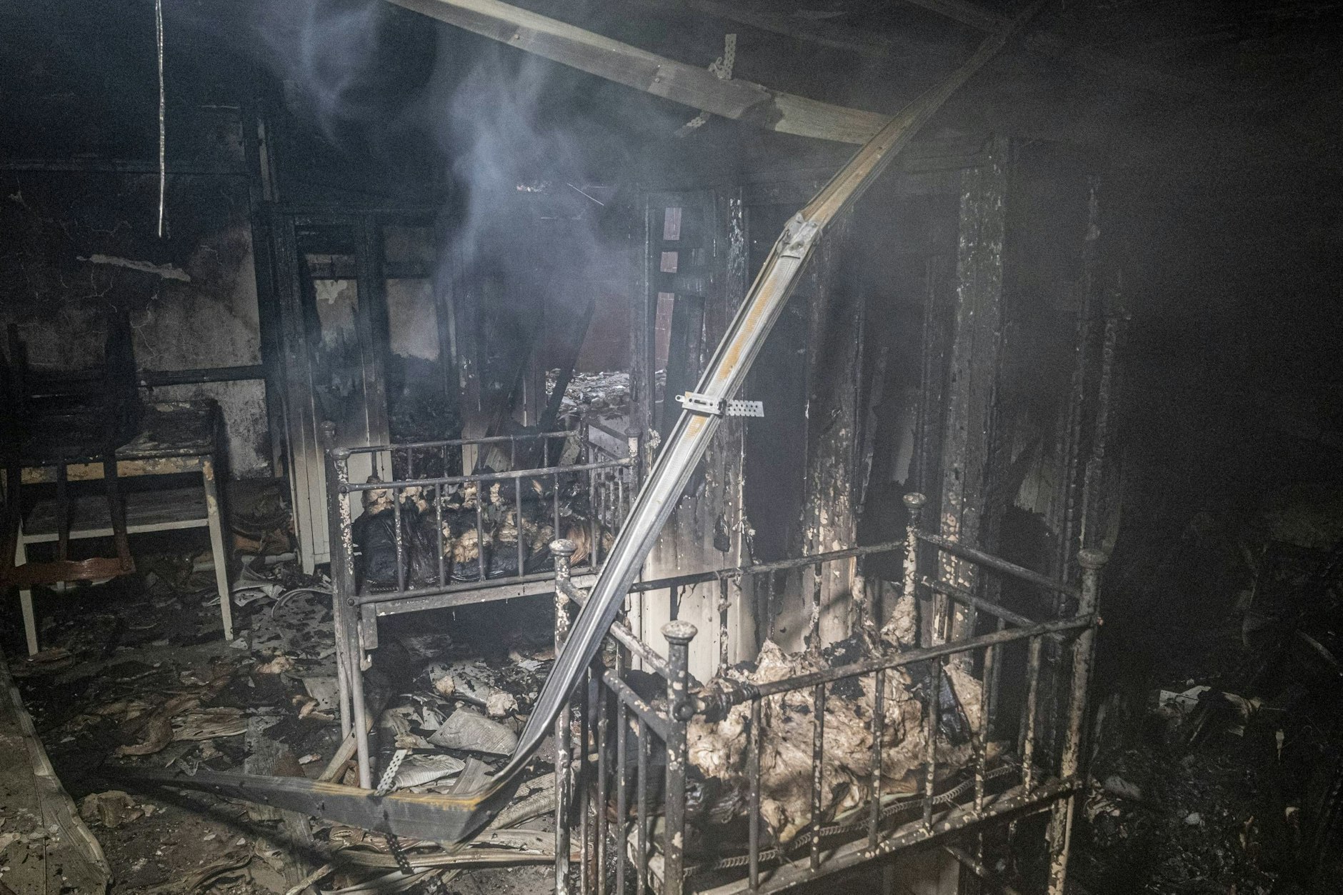 Ausgebrannte Kinderbetten in der Geburtsklinik in Cherson&nbsp;nach einem russischen Raketenangriff