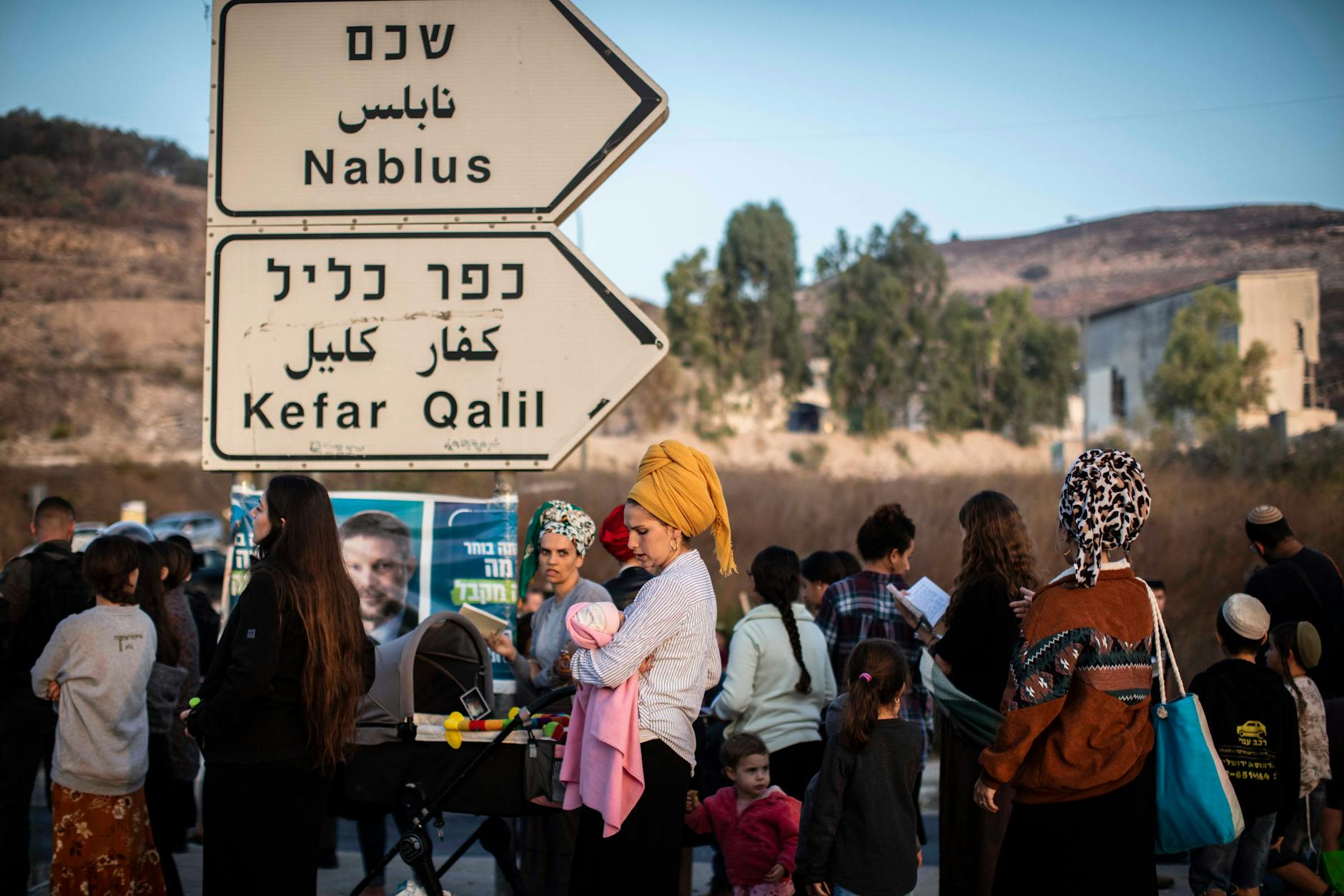 Oktober 2022, Palästinensische Autonomiegebiete, Nablus: Israelische rechtsgerichtete Siedler beten und blockieren den Haupteingang der palästinensischen Stadt Nablus im nördlichen Westjordanland.