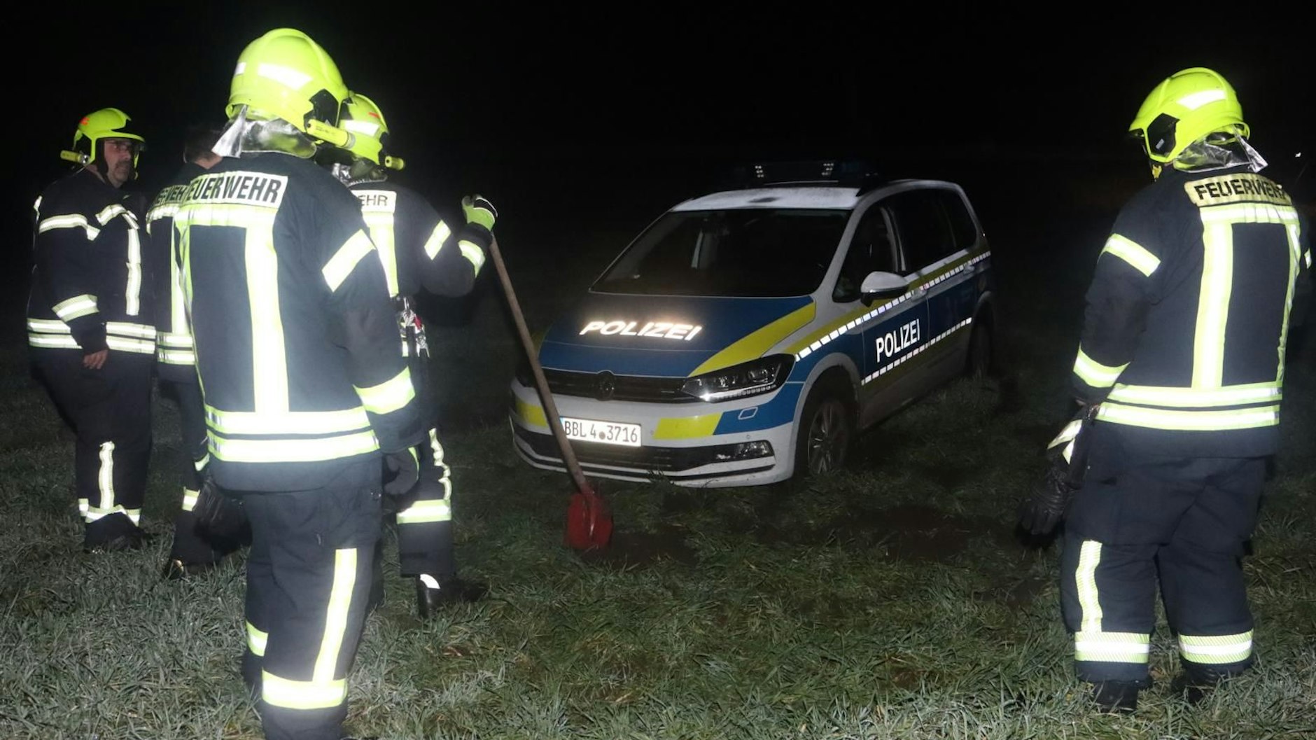 Mit der Schippe war das Polizeiauto nicht zu befreien: Die Räder drehten auf den matschigen Untergrund weiter durch.