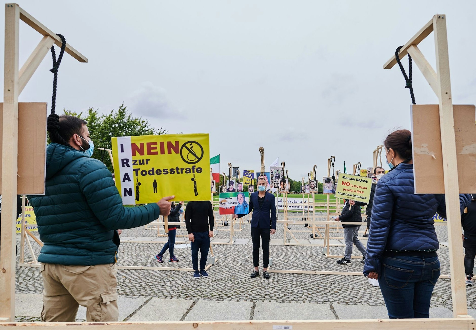 ARCHIV - «Nein zur Todesstrafe»: Demonstranten hängen symbolisch an einem Galgen vor dem Reichstag in Berlin (Archivbild).  