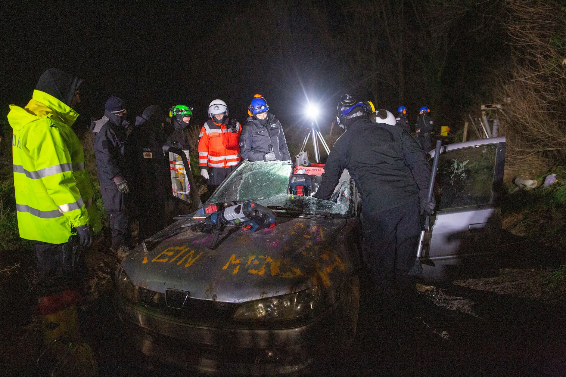 Polizeibeamte am Autowrack in dem sich die Frau mit den Füßen einzementiert hatte.