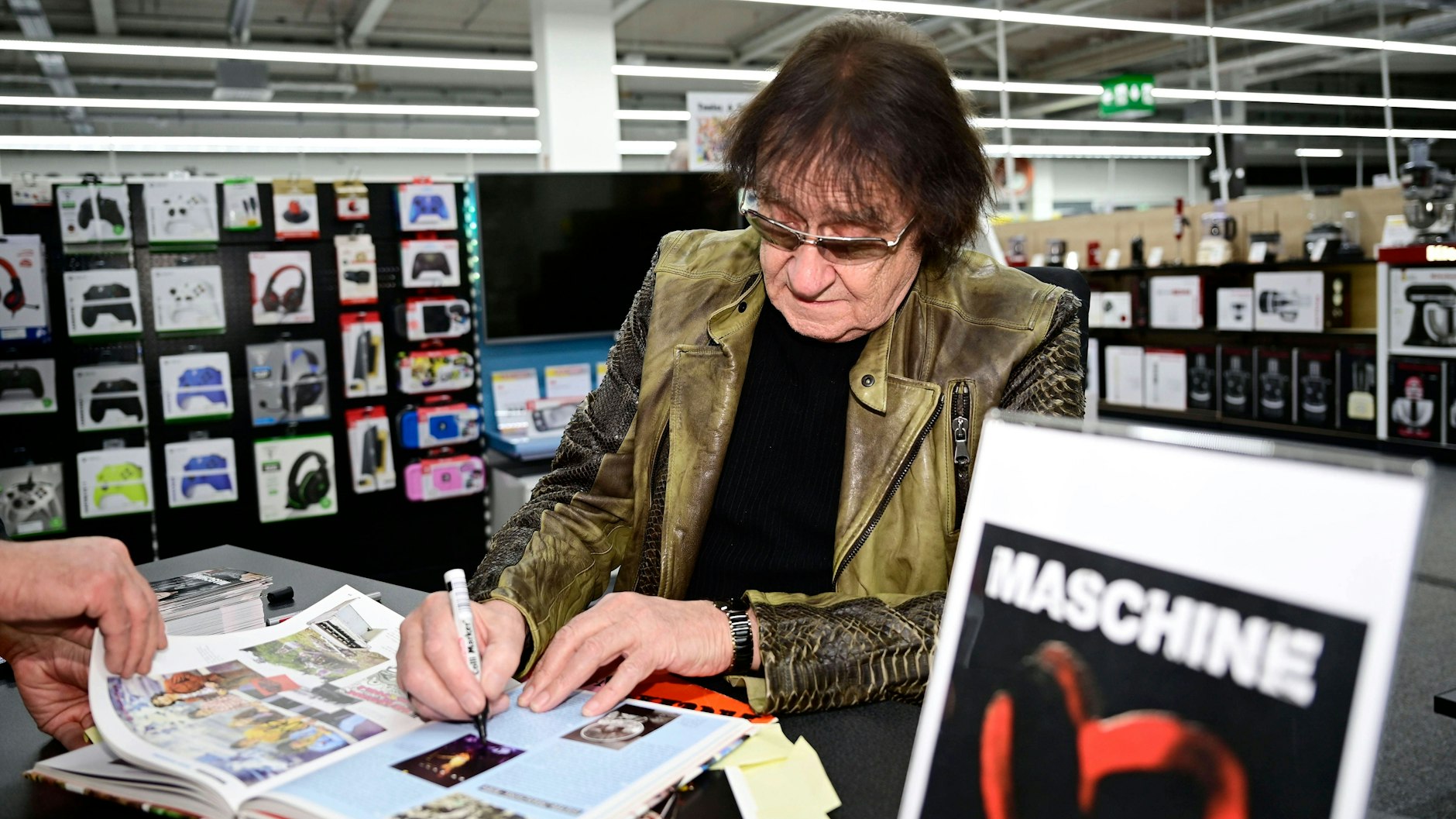 Maschine bei einer Autogrammstunde zu seiner neuen Platte Große Herzen: In den Charts schoss das Album auf Platz vier. In den Verkaufslisten zweier großer Elektronikmärkte steht es auf Platz eins.
