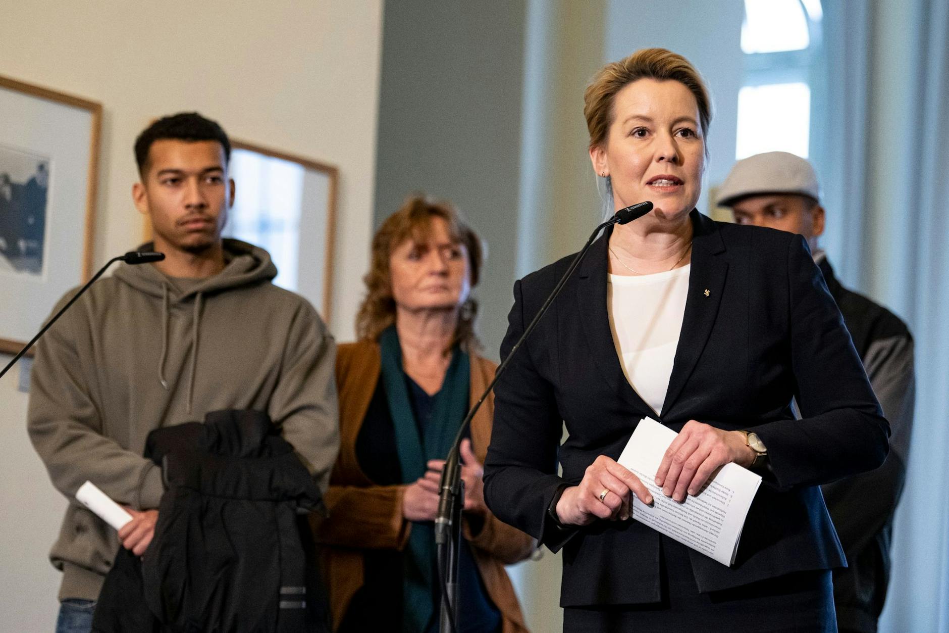 Franziska Giffey (SPD, 2.v.r.), Regierende Bürgermeisterin von Berlin.