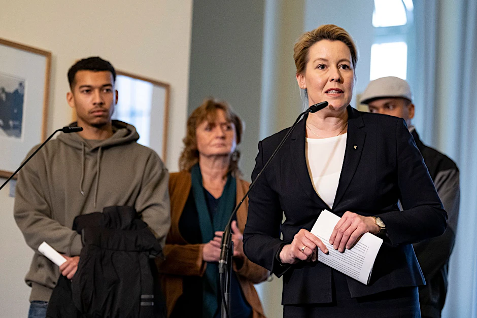 Franziska Giffey (SPD, 2.v.r.), Regierende Bürgermeisterin von Berlin.  