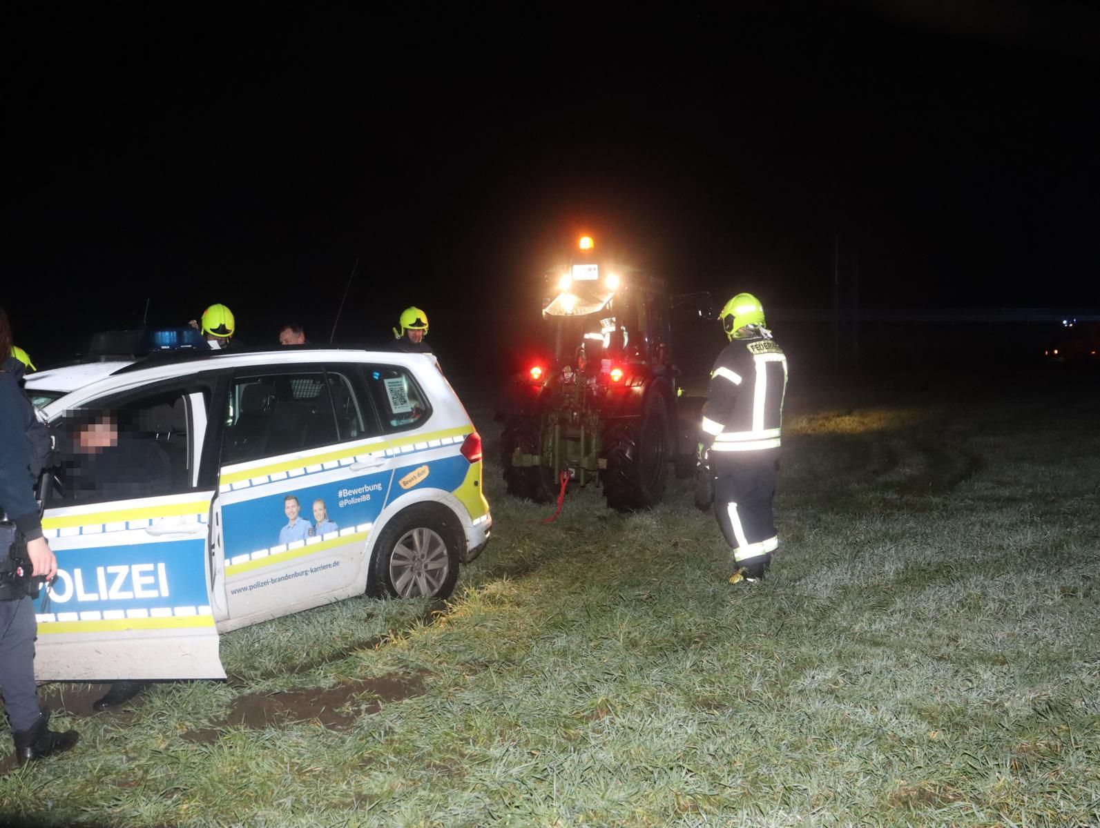 Trecker-Retter befreit Polizei aus Brandenburg-Matsch