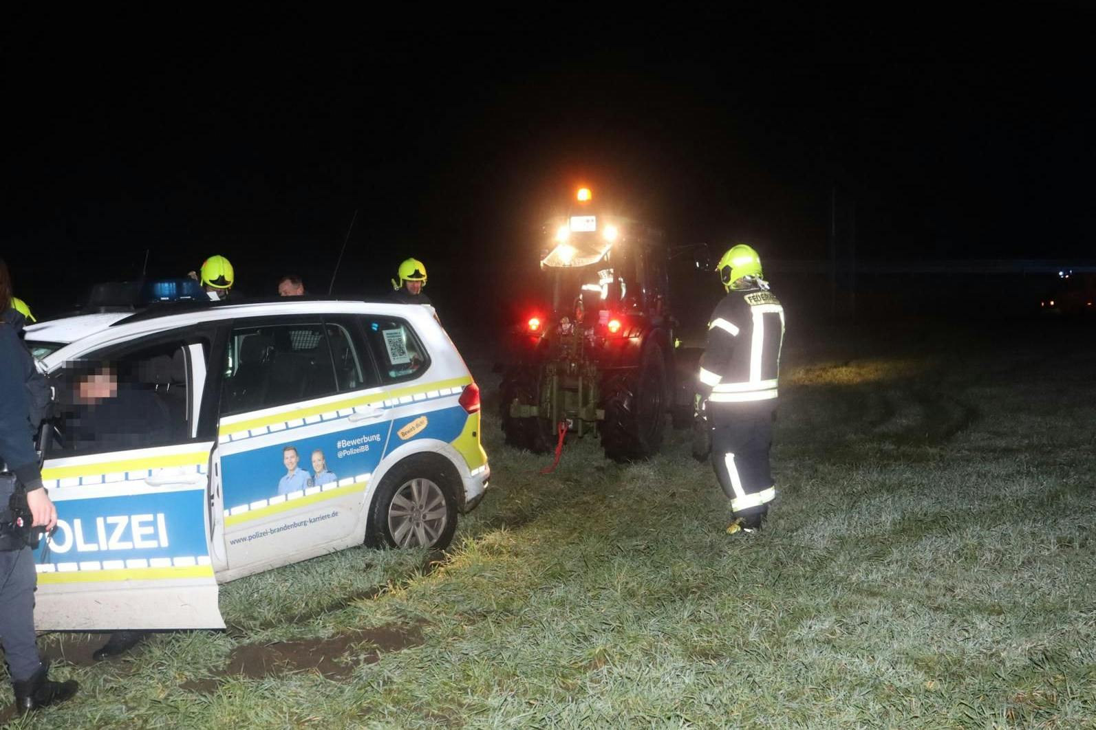 Vorschriftsmäßig mit gelbem Rundumlicht ausgestattet, zieht der Trecker den festgefahrenen Funkwagen in stockfinsterer Nacht aus dem Modder.