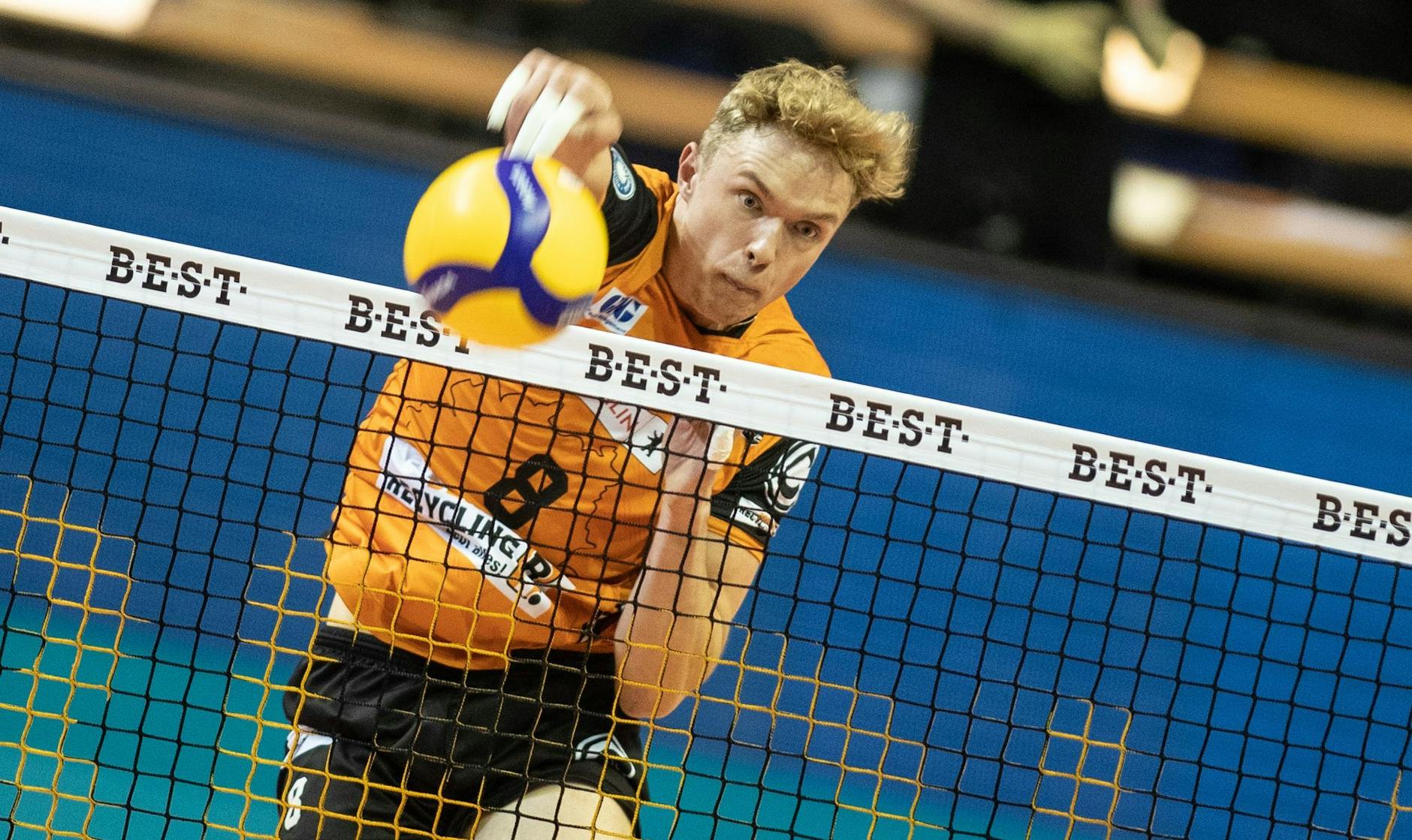 ARCHIV - Anton Brehme spielt den Ball übers Netz.