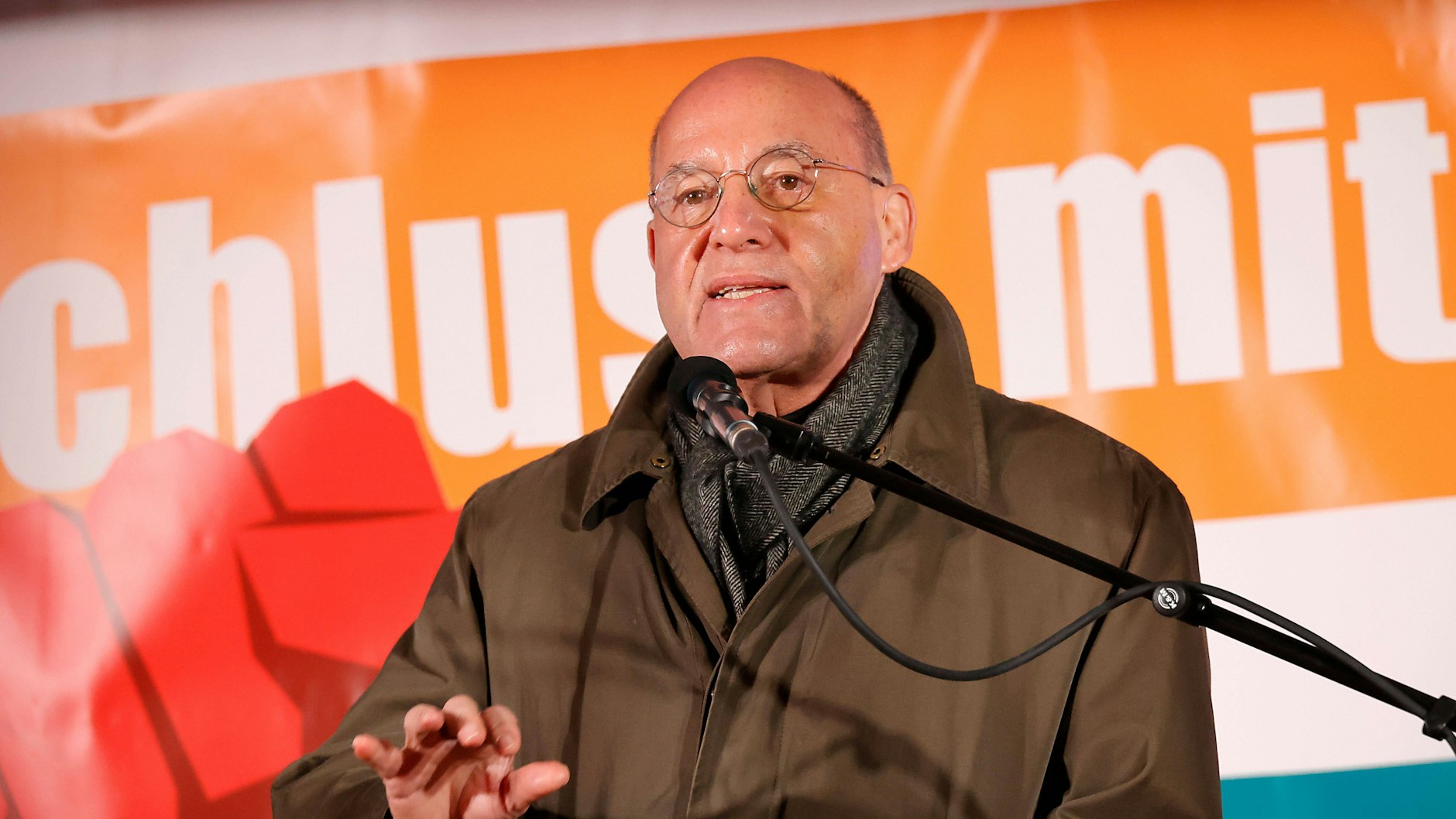 Gysi bei einer Kundgebung der Linken in Chemnitz. Motto: Genug ist genug, man protestierte gegen die gestiegenen Preise für Lebensmittel, Benzin, Energie und die Inflation.&nbsp;