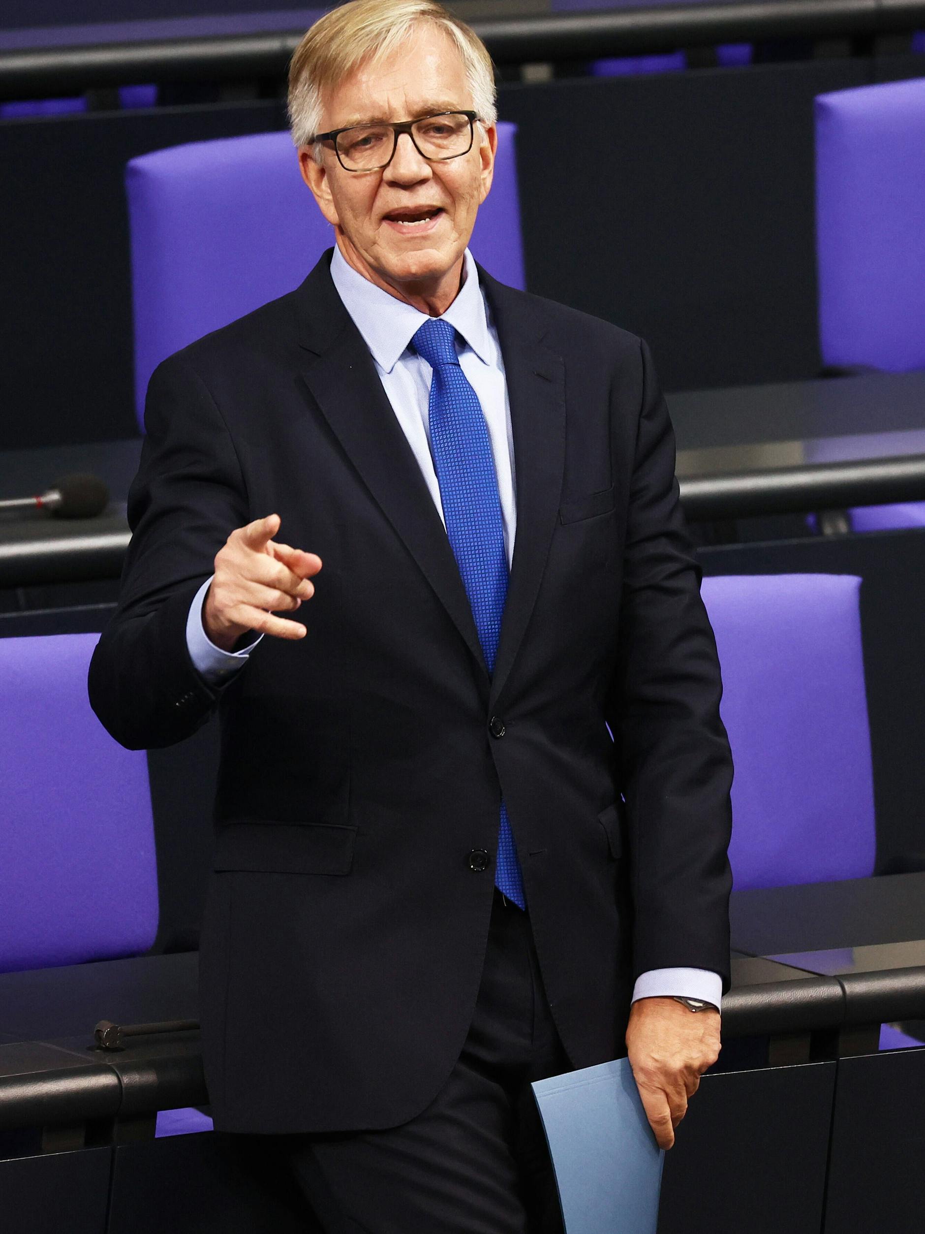 Dietmar Bartsch (Die Linke) fordert, dass auch Beamte in die Rentenkasse einzahlen.