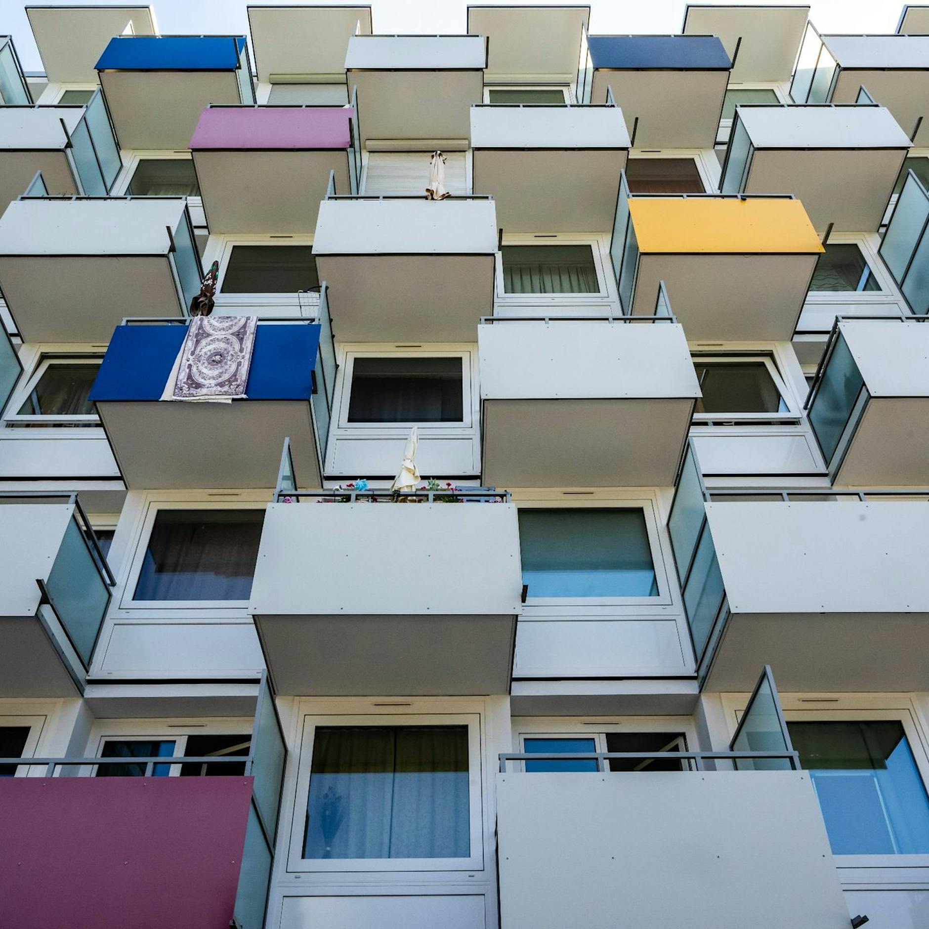 Tragödie: Mann flieht vor Polizei, stürzt vom Balkon – tot!