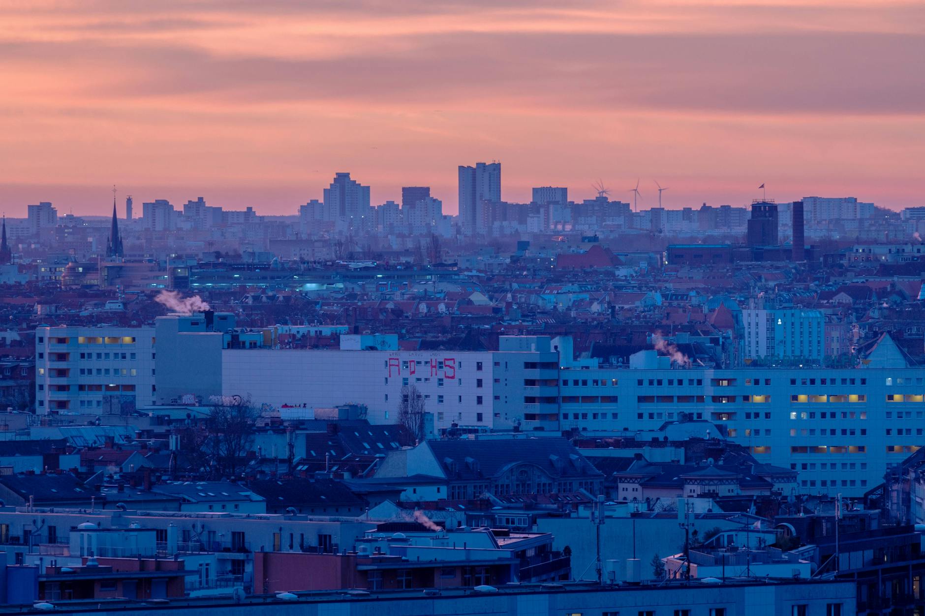 Eine Siedlung in Berlin-Kreuzberg. Die Bundesnetzagentur warnt vor Restrisiken im Winter und ruft zum Energiesparen auf.