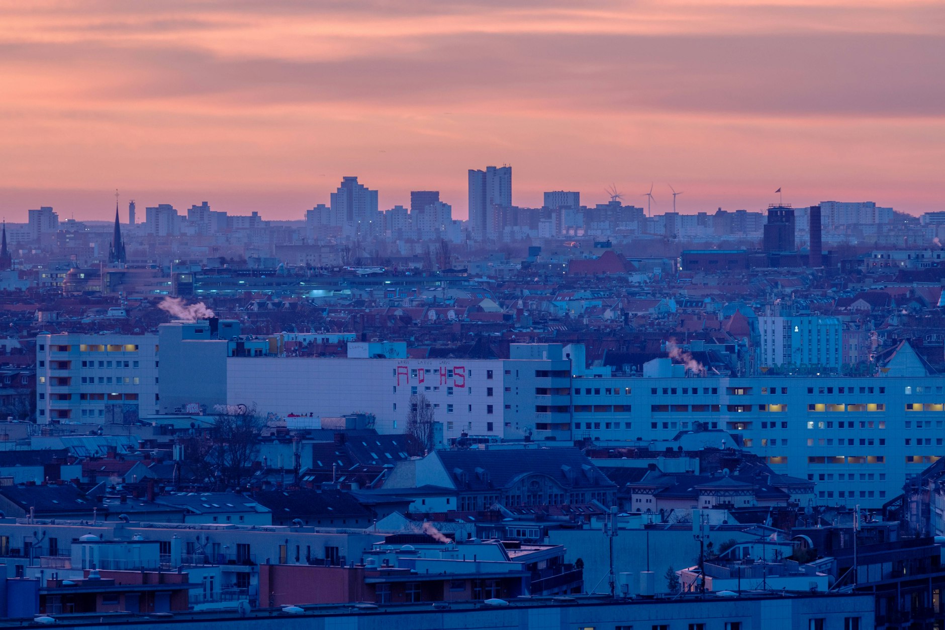 Eine Siedlung in Berlin-Kreuzberg. Die Bundesnetzagentur warnt vor Restrisiken im Winter und ruft zum Energiesparen auf.