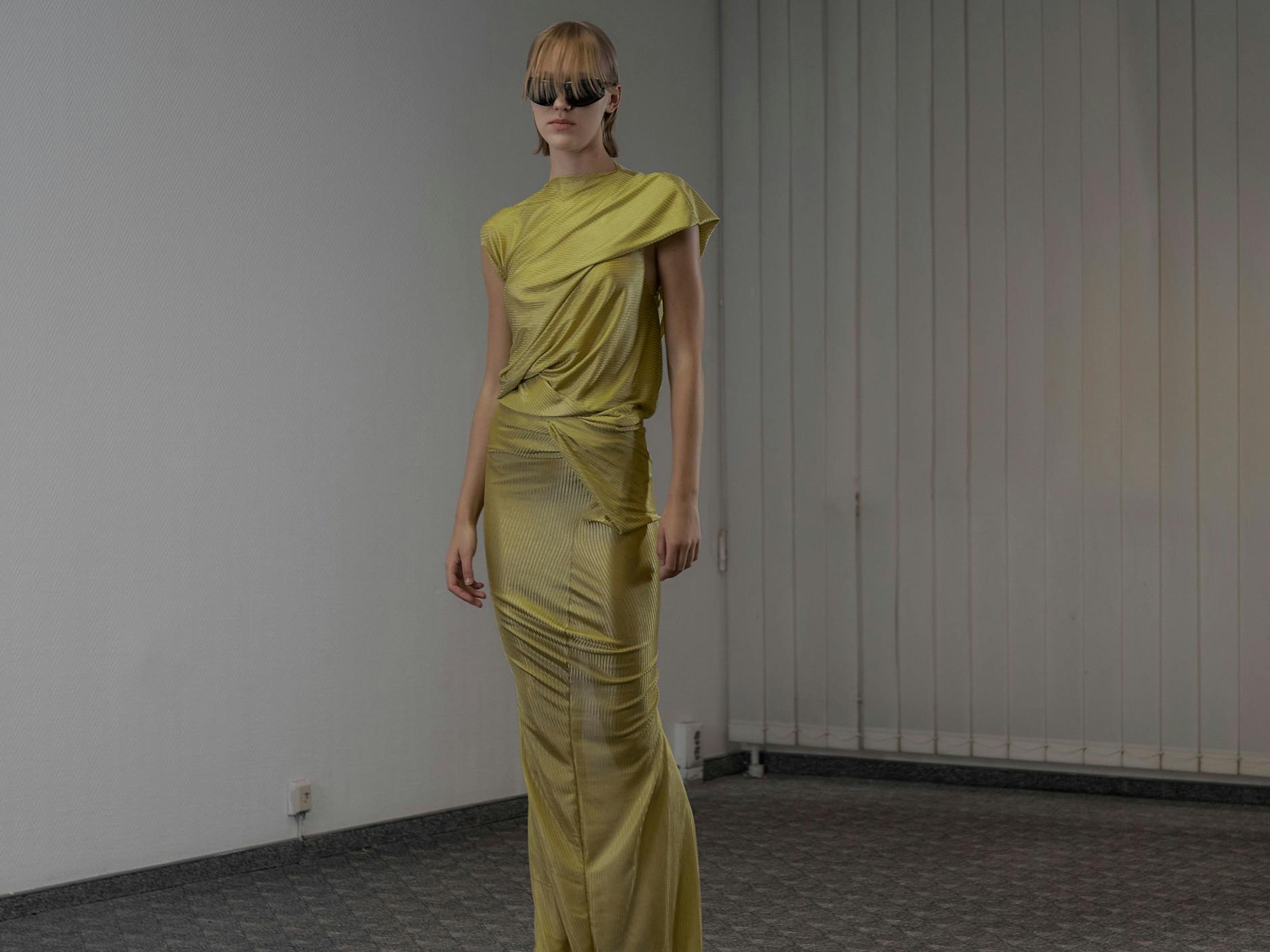 Ein Entwurf von Sia Arnika, die auf der Berlin Fashion Week im Januar ihre erste Show zeigen wird. Hoffentlich bleibt die Designerin der Stadt erhalten. 