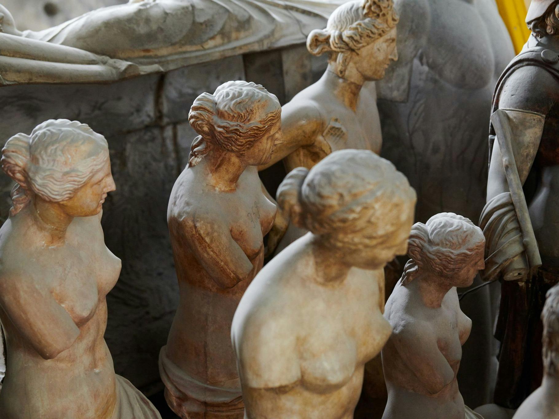 Nackedeis im Gips-Depot ...